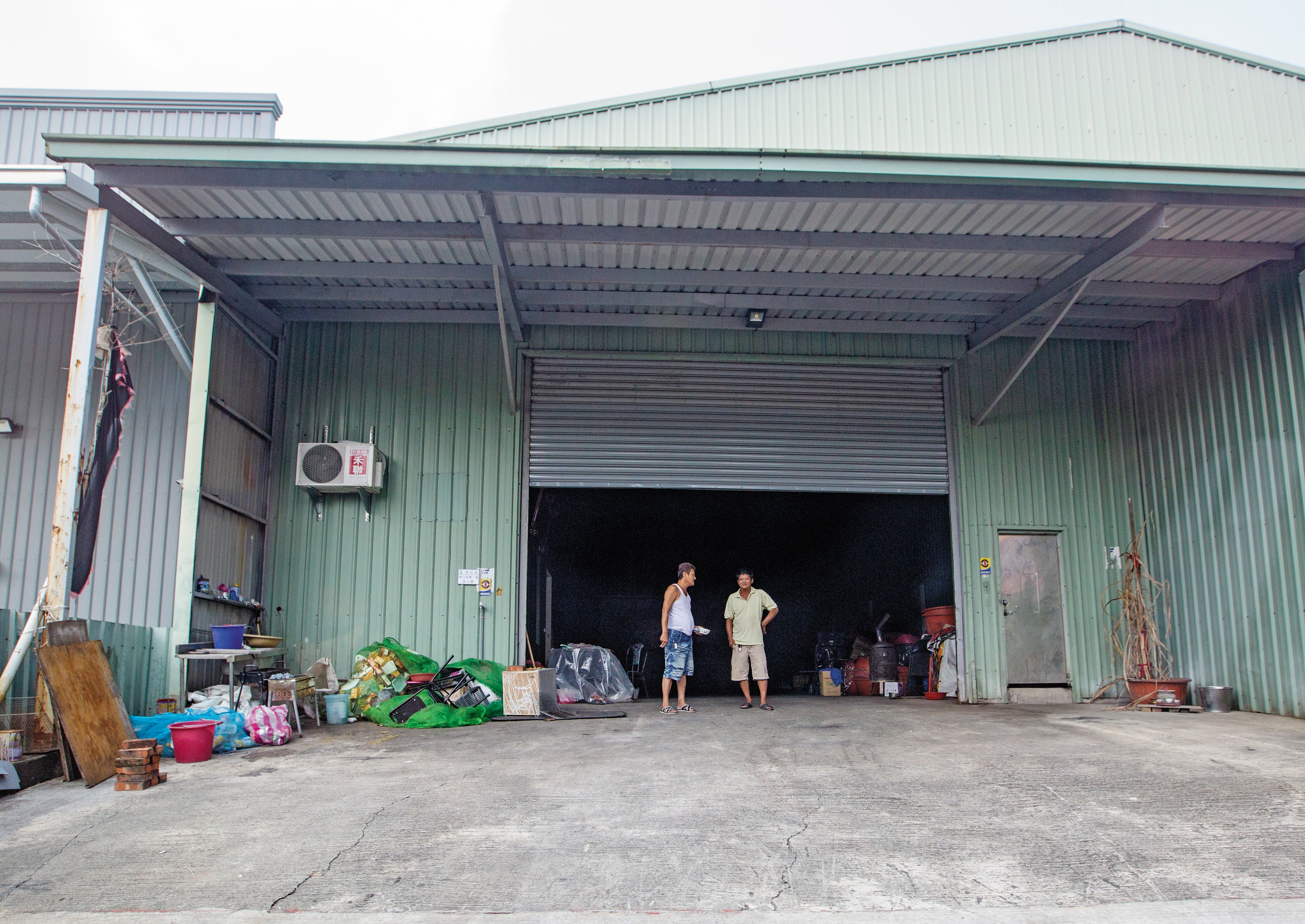 中秋連續假期的最後一天，「罐頭」帶人衝進正在辦烤肉活動的開封府宮廟旁，連開11槍，還押人毒打。