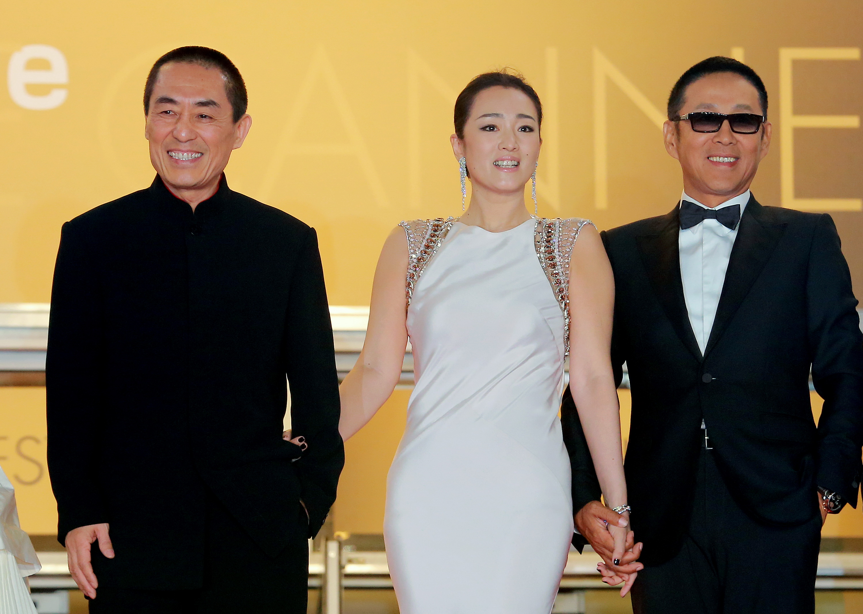 鞏俐（中）今年會不會將金馬最佳影片頒給張藝謀（左），讓大家很好奇。圖為兩人一起出席《歸來》的坎城首映會，右為陳道明。（東方IＣ）