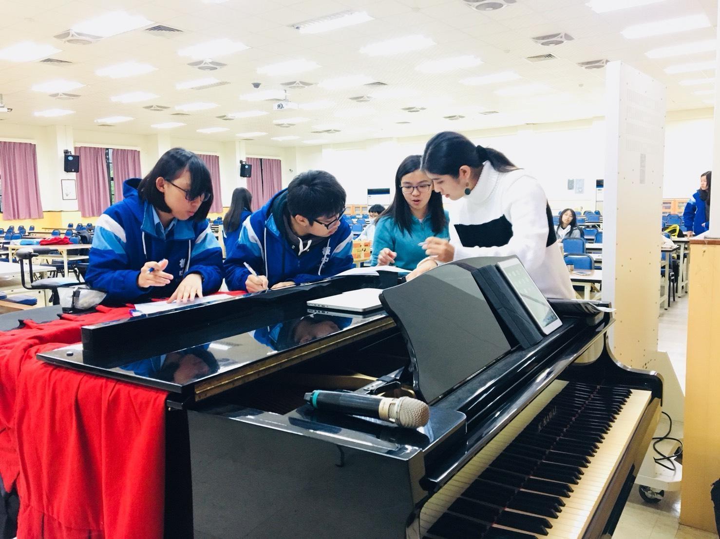 「音樂劇青年人才培育計劃」落實高中音樂劇教育課程，聘請專業音樂劇老師教導高一學生製作音樂劇。（翻攝自MUZIKAIR網站）