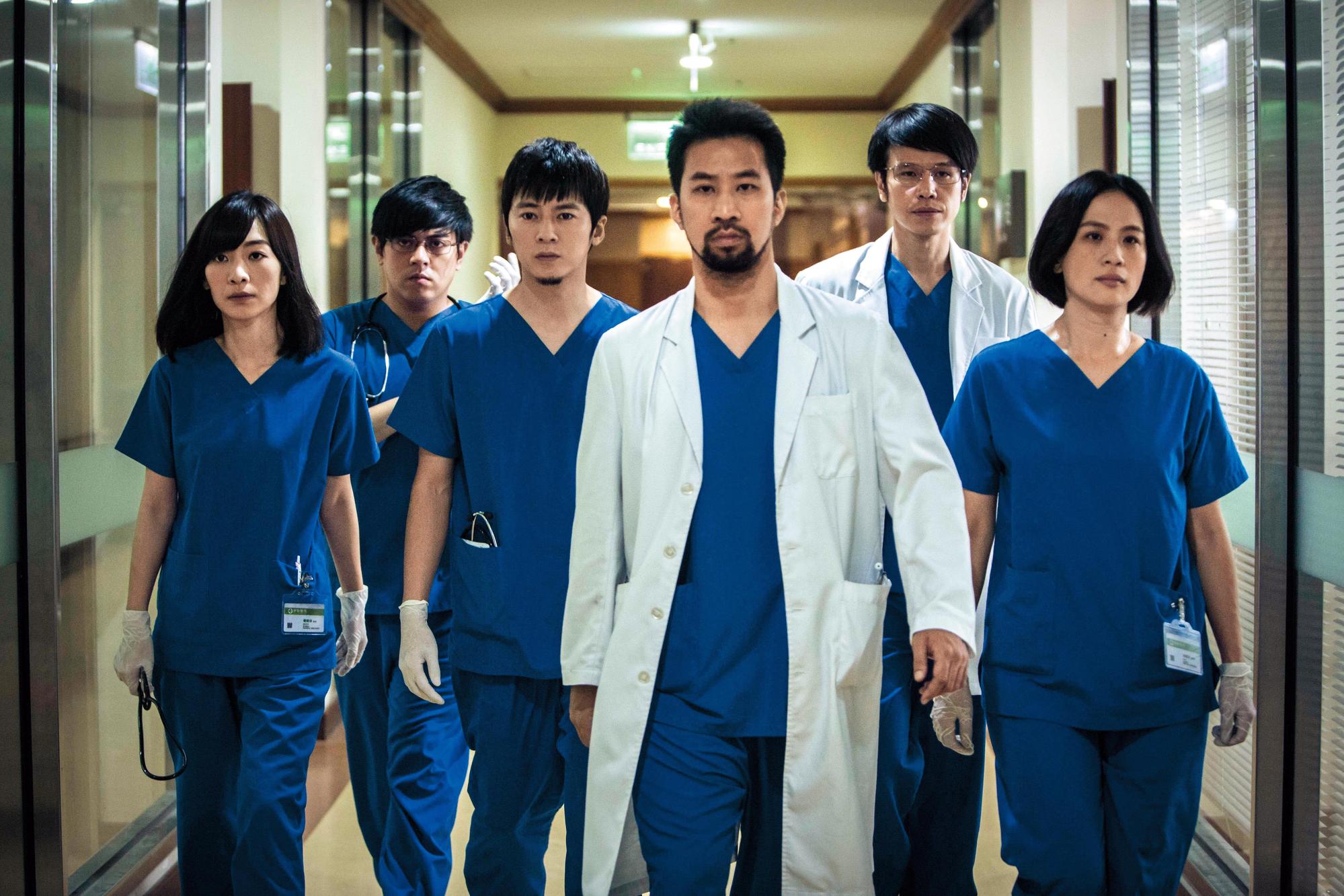 身兼《麻醉風暴2》主演及編劇，黃健瑋（右三）被說一天到晚改本，也喜歡干涉導演運鏡方式，讓工作人員們有時感到壓力。（公視提供）