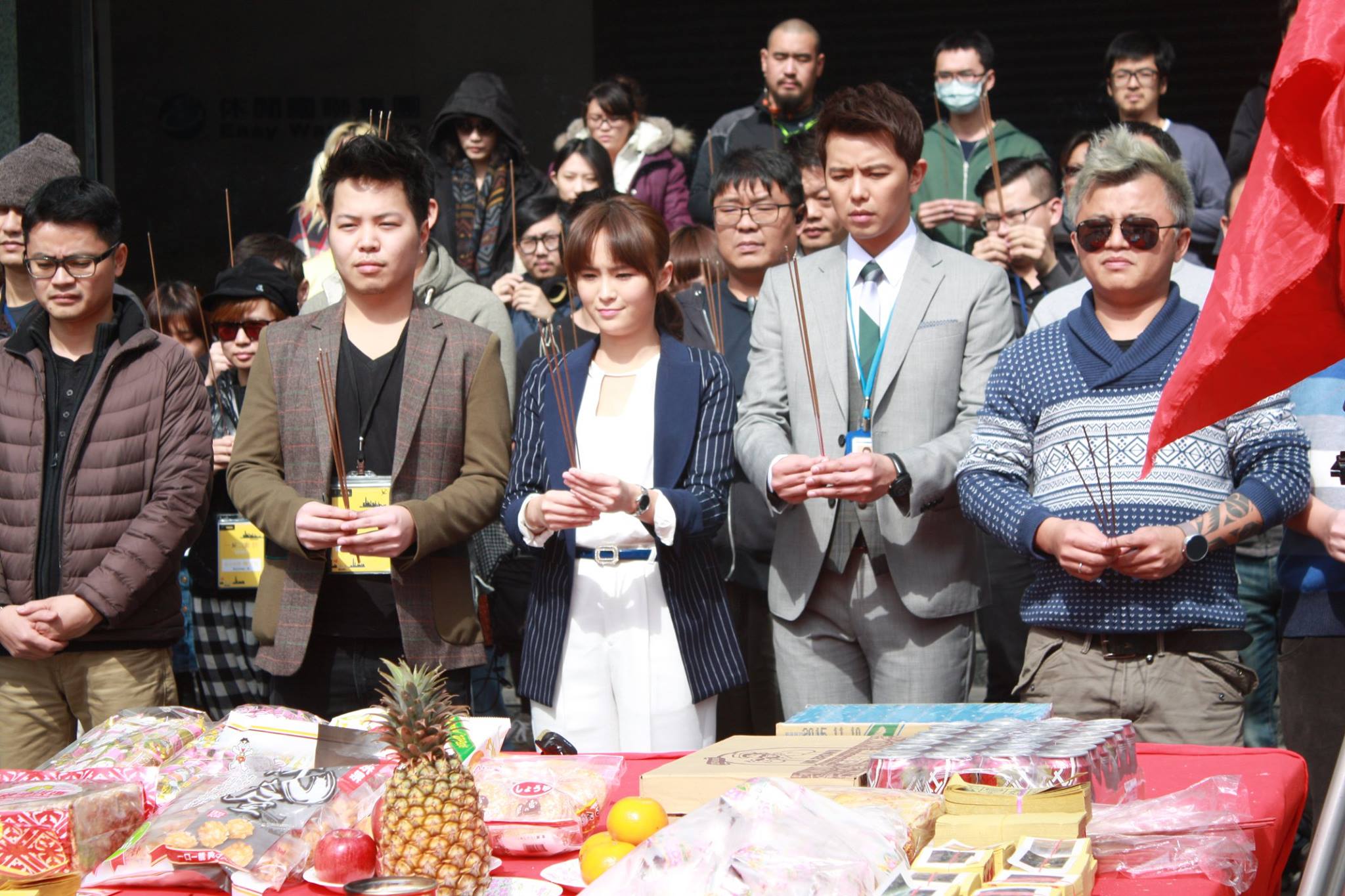 2015年1月謝辰陽（右1）執導《一屋二欺》在香港開鏡，當時與黃鴻升（右2）、蔡詩芸等人合作。（翻攝自一屋二欺粉專）
