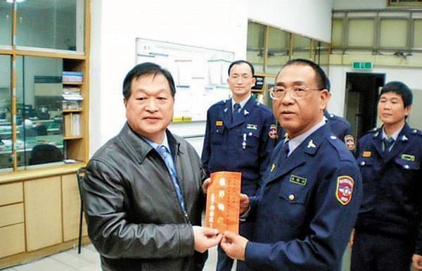 邱顯傑的父親邱垂益(左)曾任台北縣(現新北市)中和市長,在地方政壇相當活躍。(翻攝新北警察局)