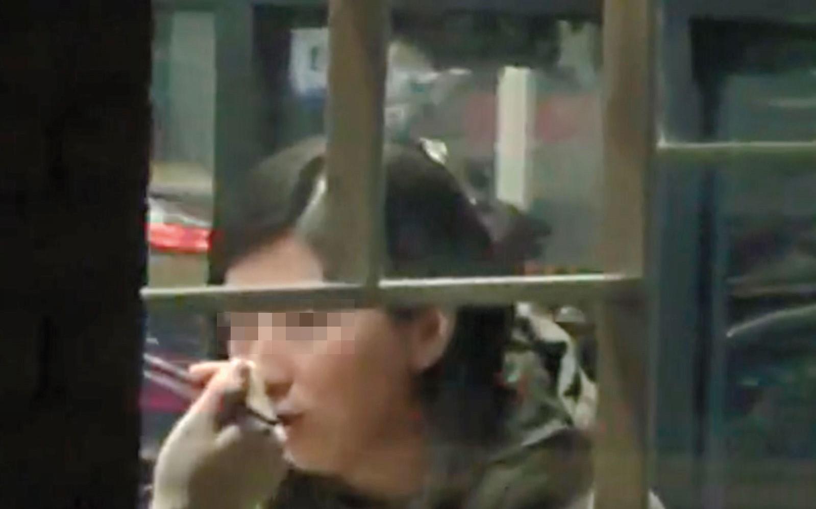鄒女在餐廳與邱顯傑吃飯,邱拿筷子的手還被拍到。(翻攝畫面)