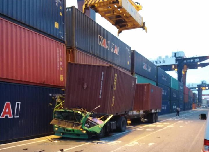 吊運貨櫃突然墜落，恰巧砸中櫃車頭，67歲張姓駕駛當場慘死車內。（翻攝自聯結車 大貨車 大客車 拉拉隊 運輸業 照片影片資訊分享團）