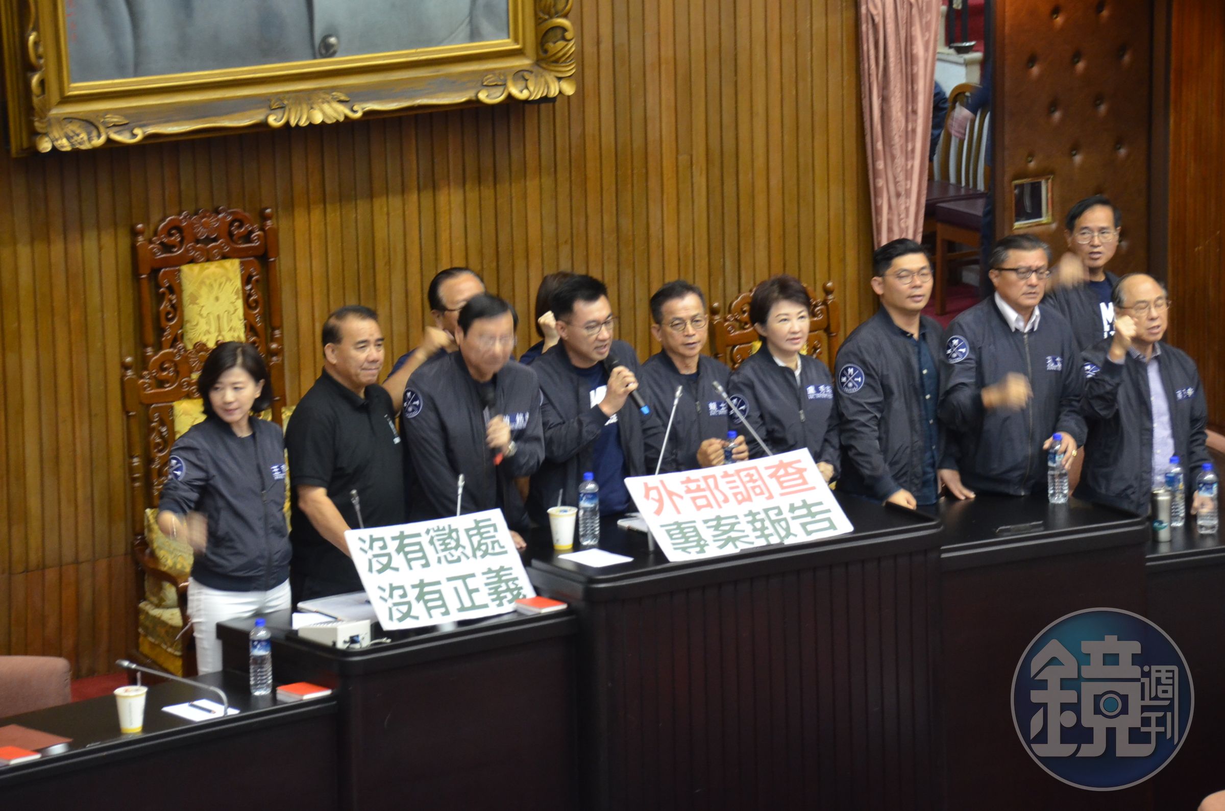 國民黨團與民進黨團協商完成後在主席台上宣布協商結論。（國民黨團提供）