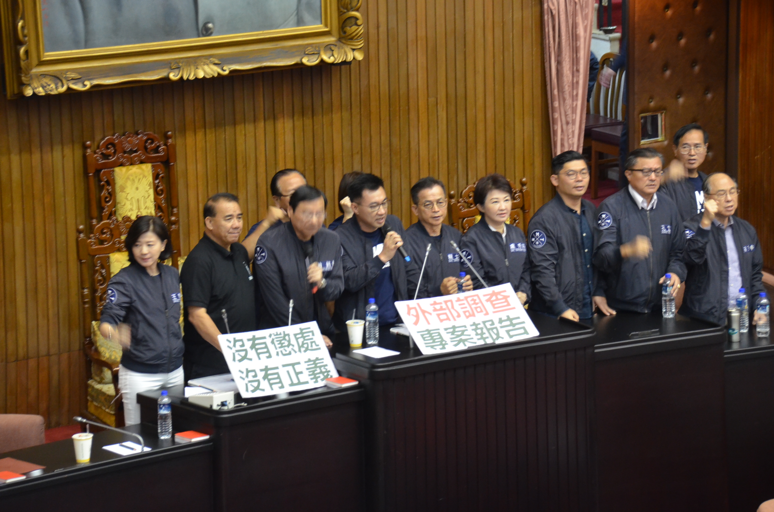 國民黨團與民進黨團協商完成後在主席台上宣布協商結論。（國民黨團提供）