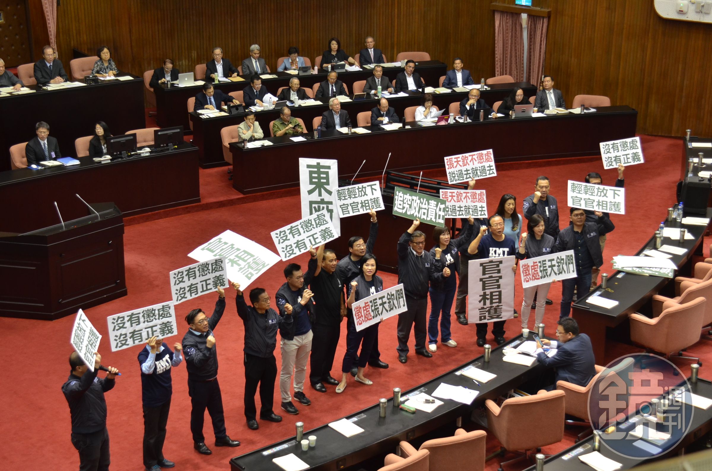 賴清德上台報告前，國民黨立委再次舉標語抗議。（國民黨團提供）