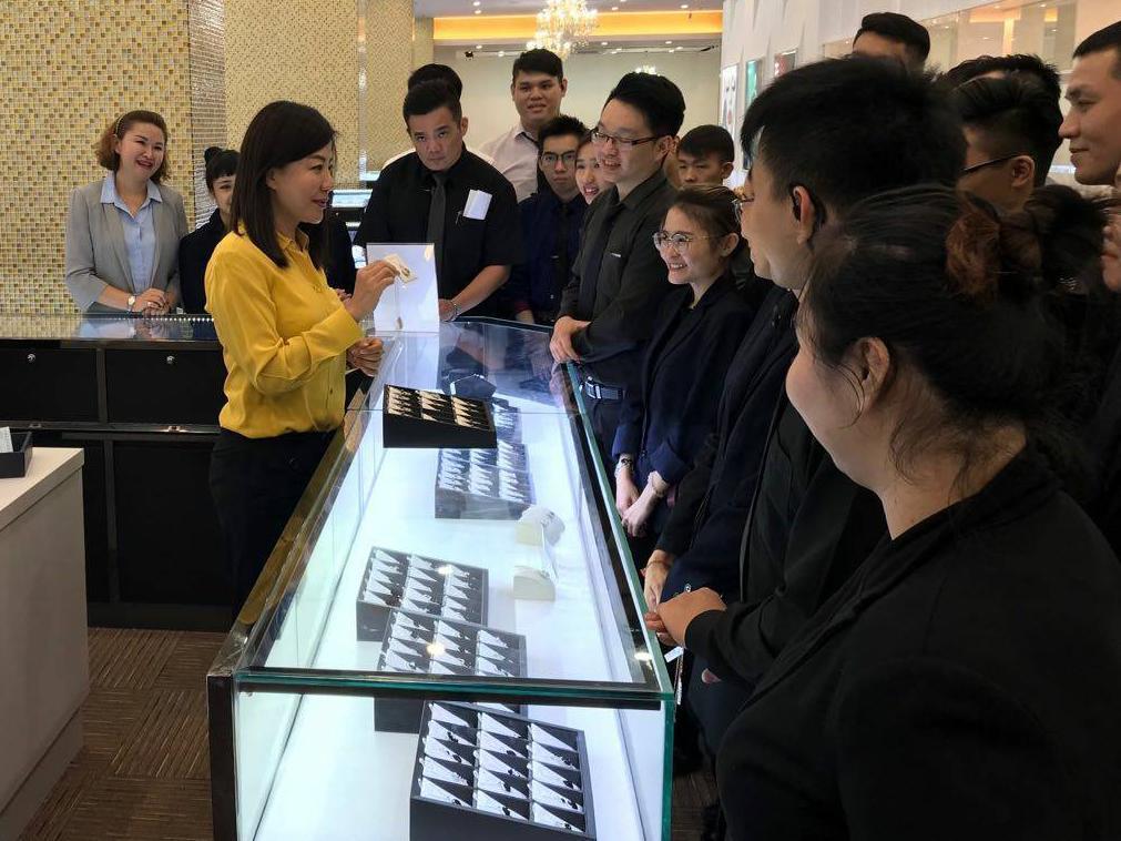 張雅琍親力親為,平常會到門市傳授員工銷售技巧。(寶得利提供)