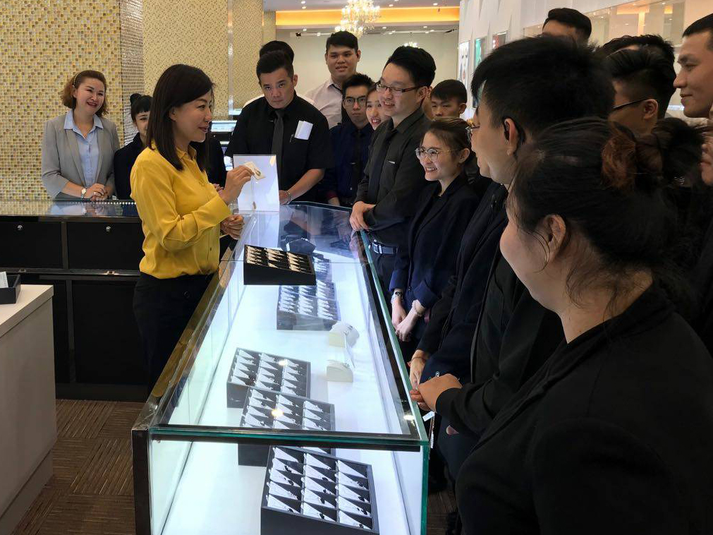 張雅琍親力親為，平常會到門市傳授員工銷售技巧。（寶得利提供）