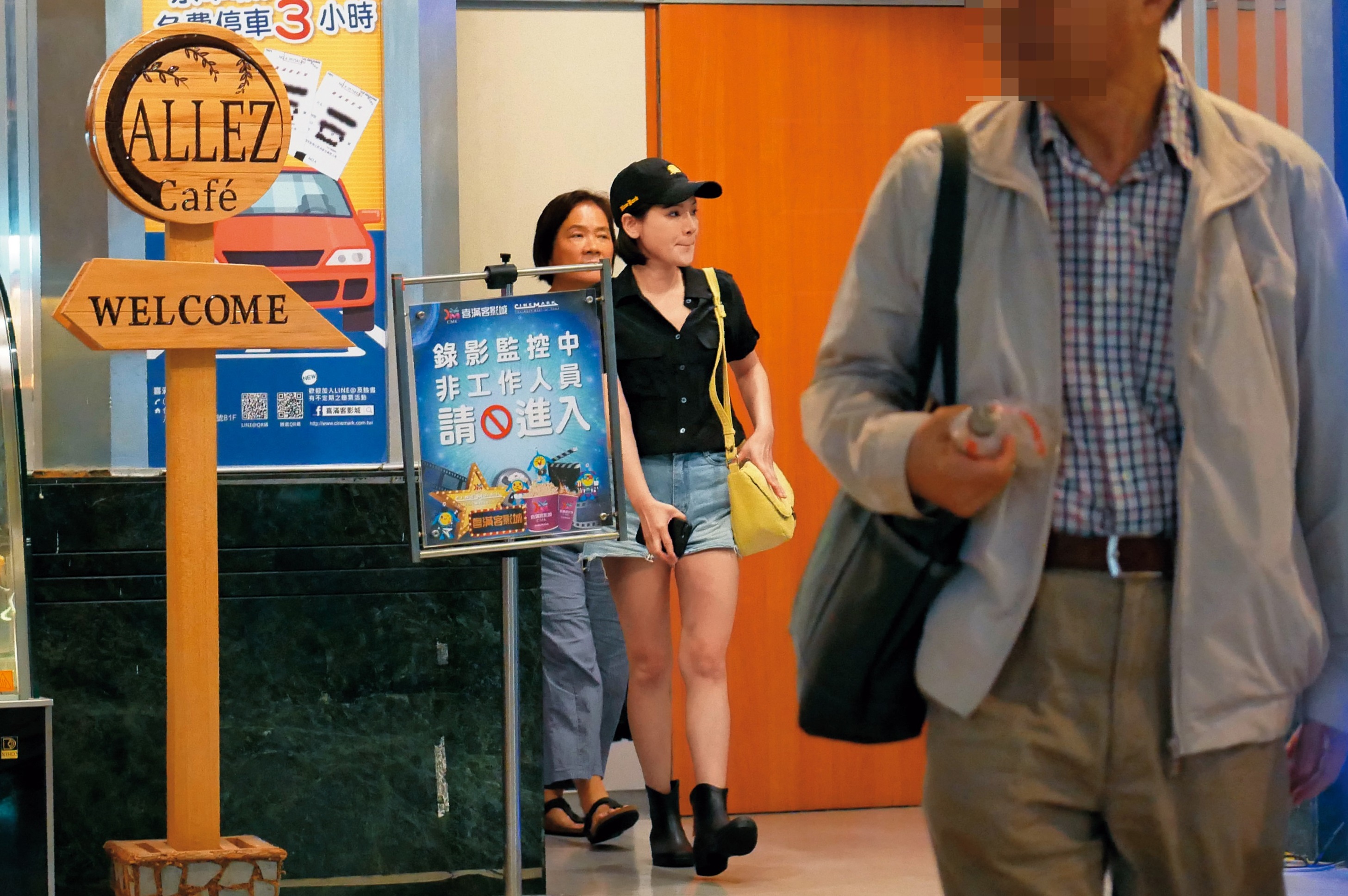18：43 9月26日晚間，陳沂和媽媽（左）看完電影後步出影廳。