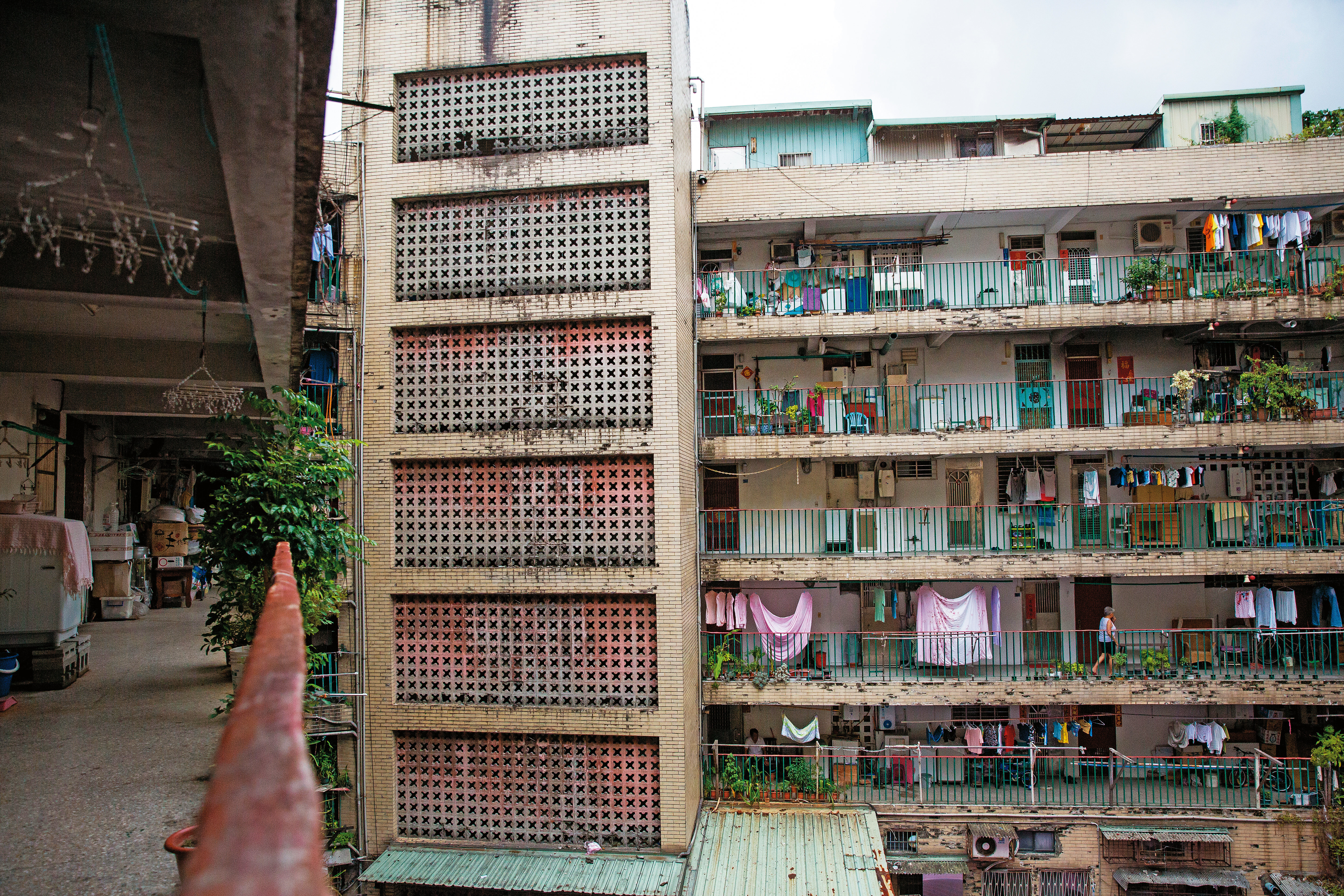 內政部今年5月再度修法放寬銀行融資限制，鼓勵超過40年屋齡、總數180萬戶老舊房屋重建。