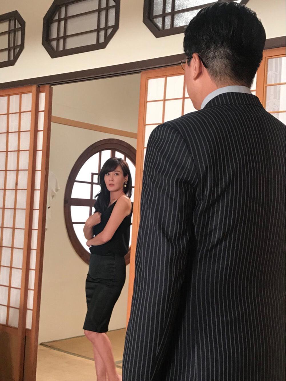 邱琦雯（左）色誘過程頻頻笑場。（艾迪昇提供）