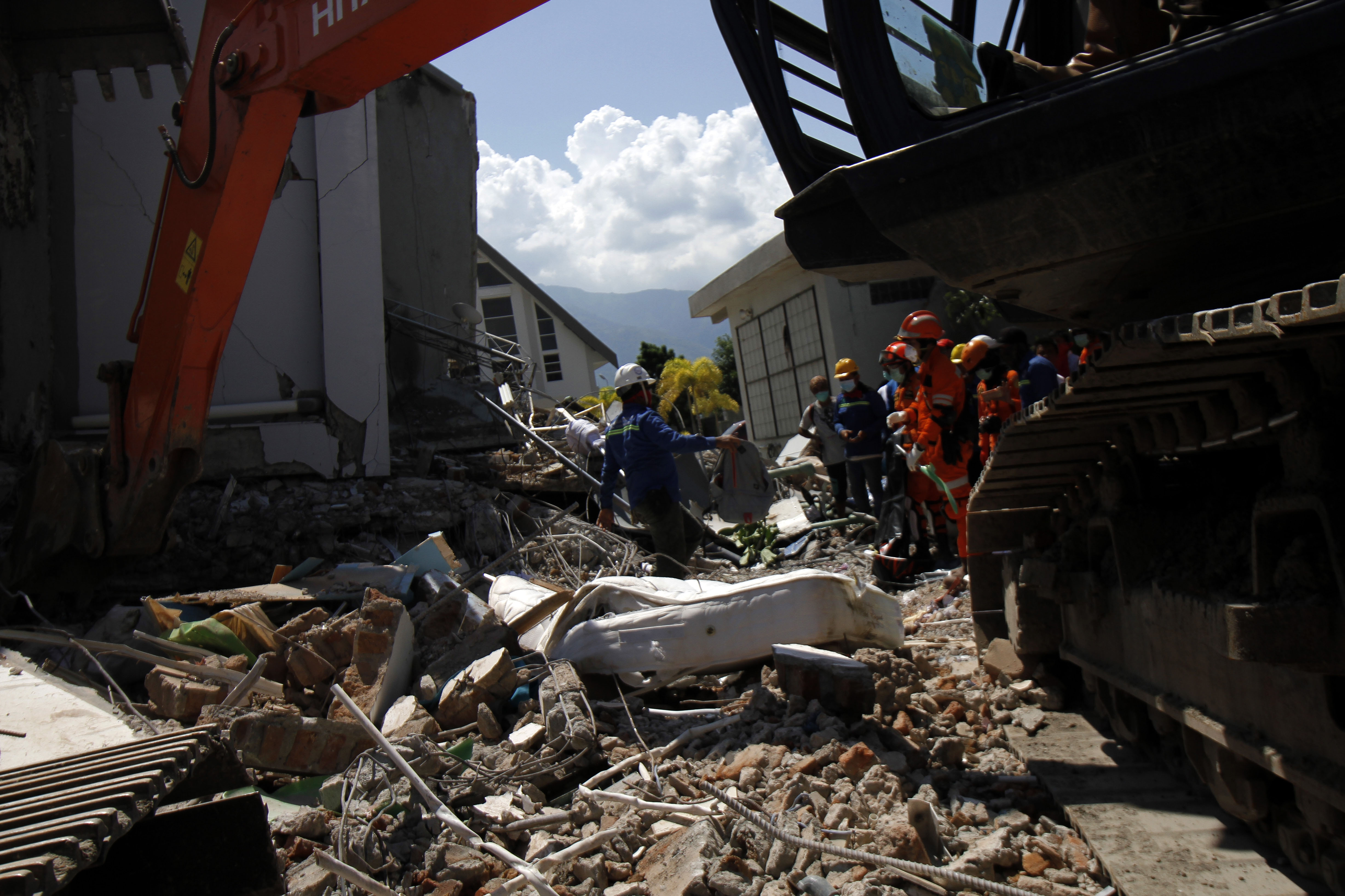 蘇拉威西島發生規模7.5強震後，隨後引發6公尺海嘯襲擊，截至目前為止死亡數已攀升至1,234人。（東方IC）