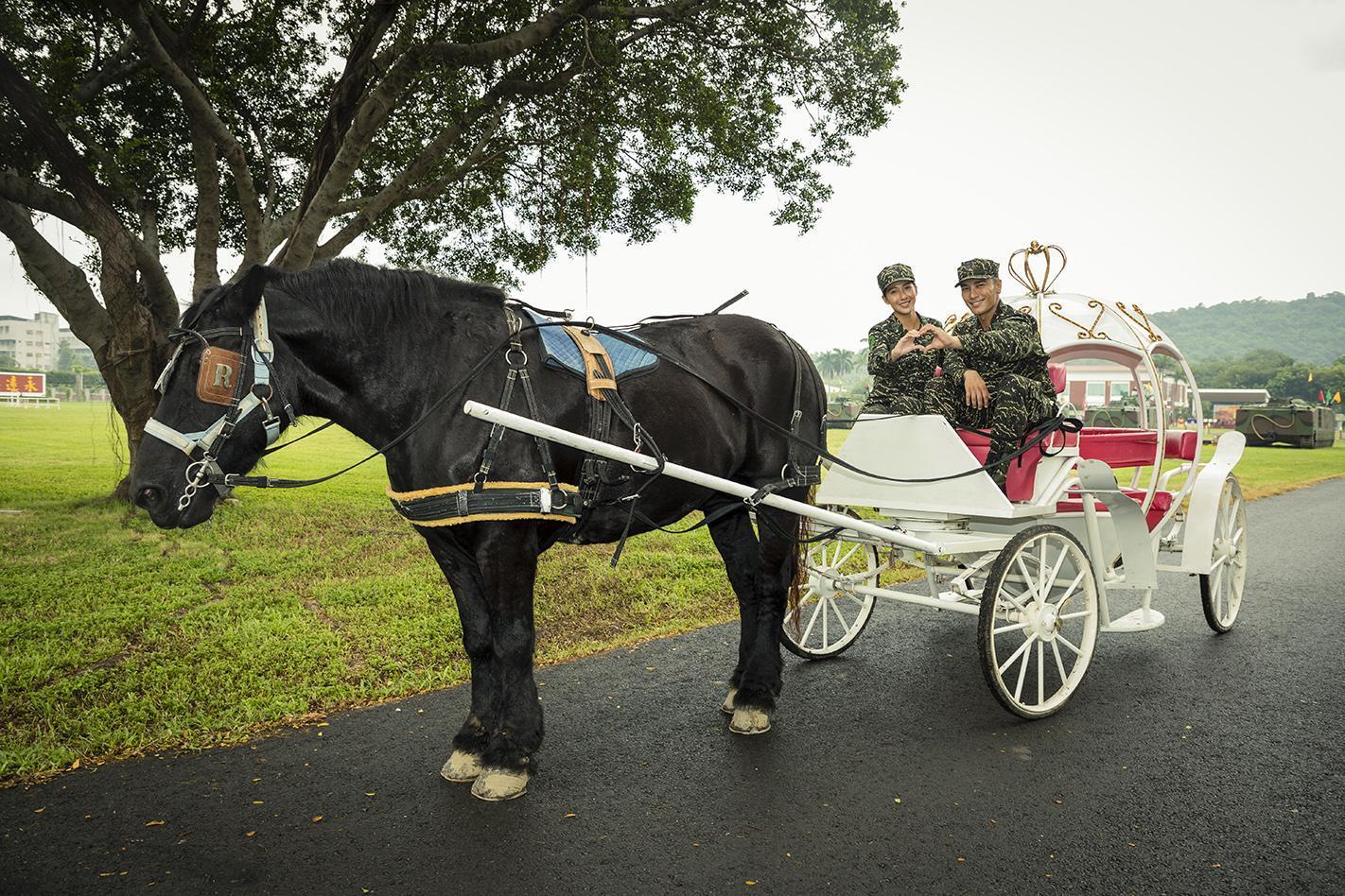 楊晴和羅平當上愛的馬車,對彼此表達愛意。(TVBS提供)