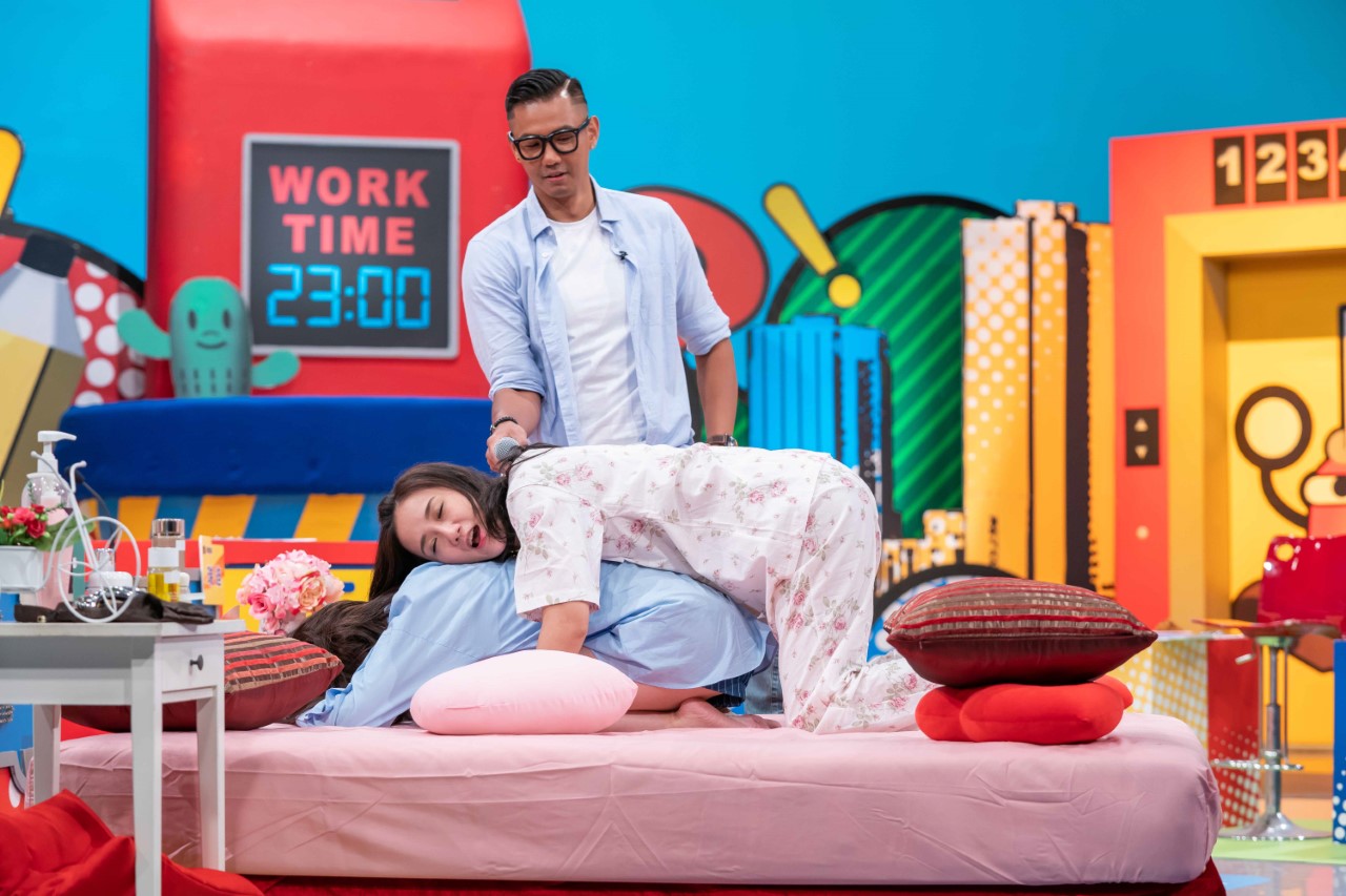 何妤玟示範雙人瑜珈，爆料老公總會趁這時候給她愛的抱抱，讓夫妻情趣瞬間加溫。（TVBS歡樂台提供）