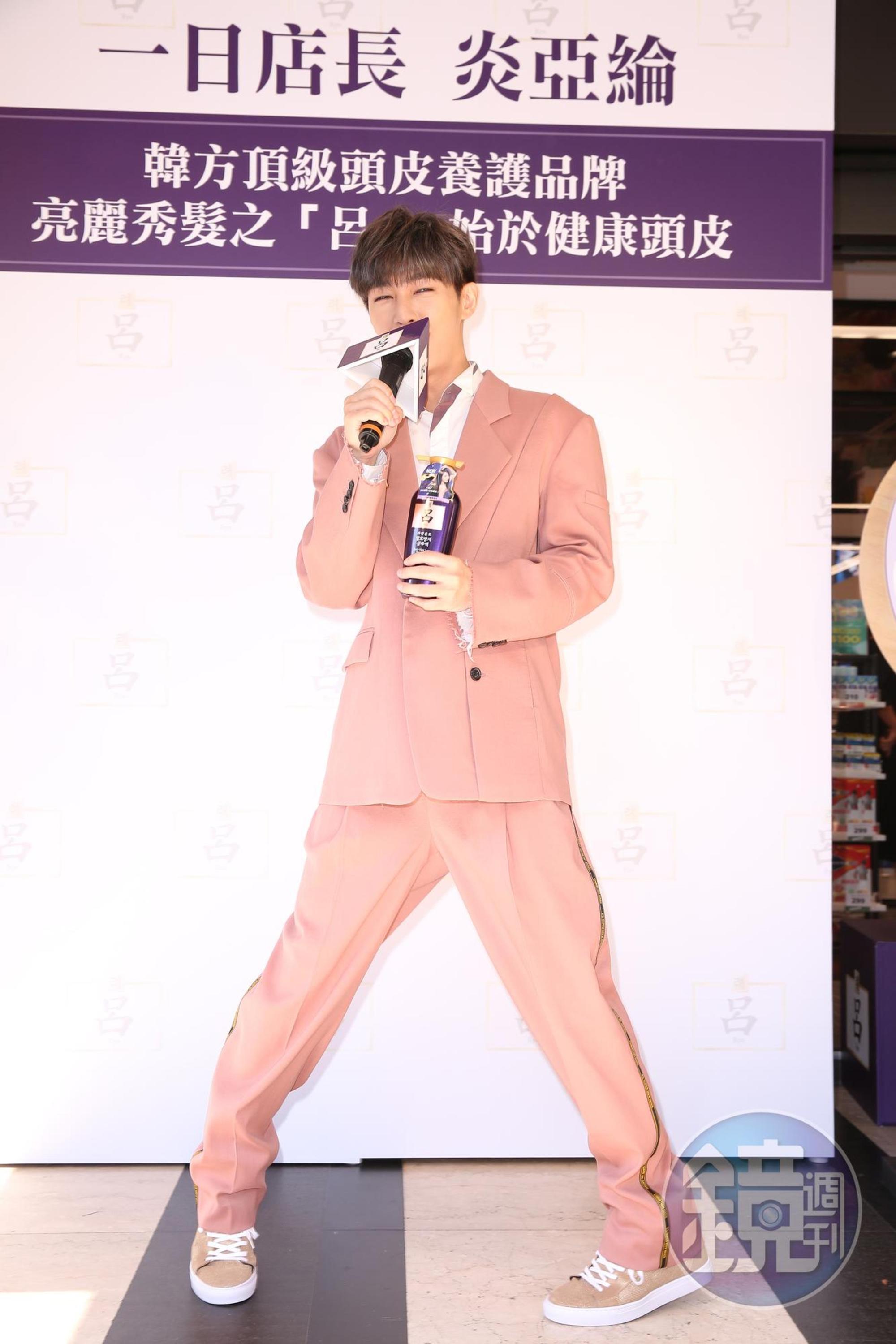 炎亞綸與粉絲互動熱絡,被指是撩妹高手。