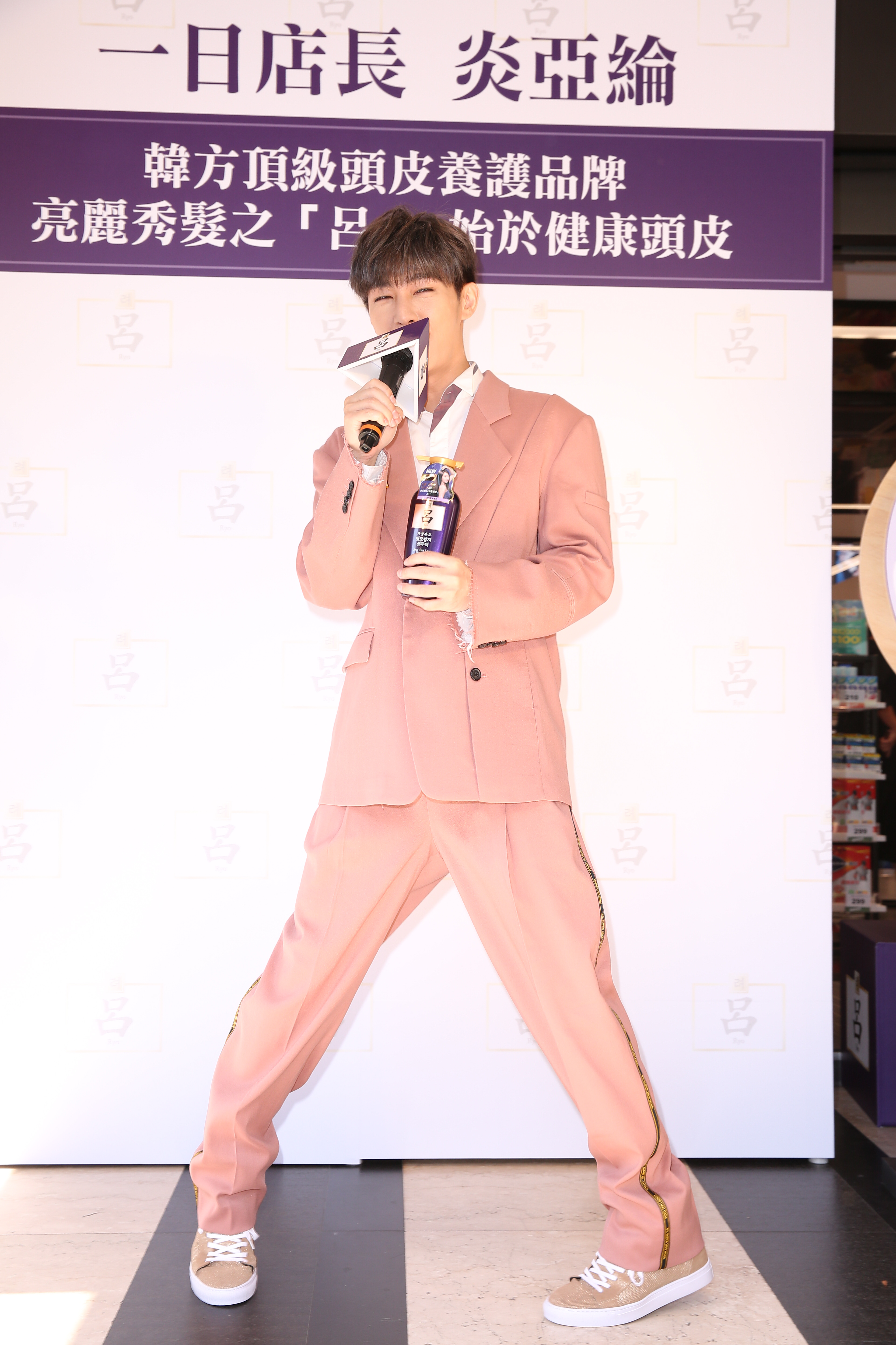 炎亞綸與粉絲互動熱絡，被指是撩妹高手。