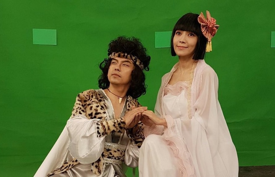 黃子佼、侯佩岑為本週六的金鐘獎扮成「浴火鳳凰」，搞笑十足。（三立提供）