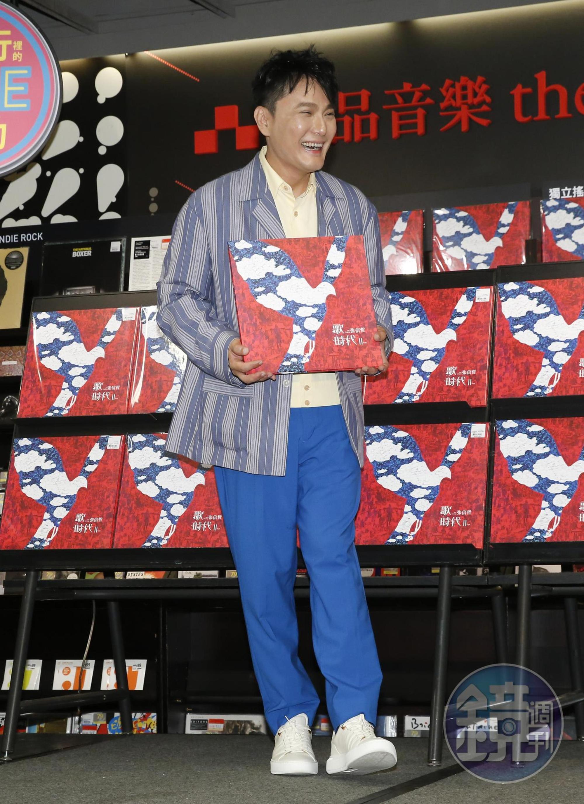 張信哲推出新專輯《歌時代II》後,《未來式》巡迴演唱會也將起跑,工作忙碌不得歇。