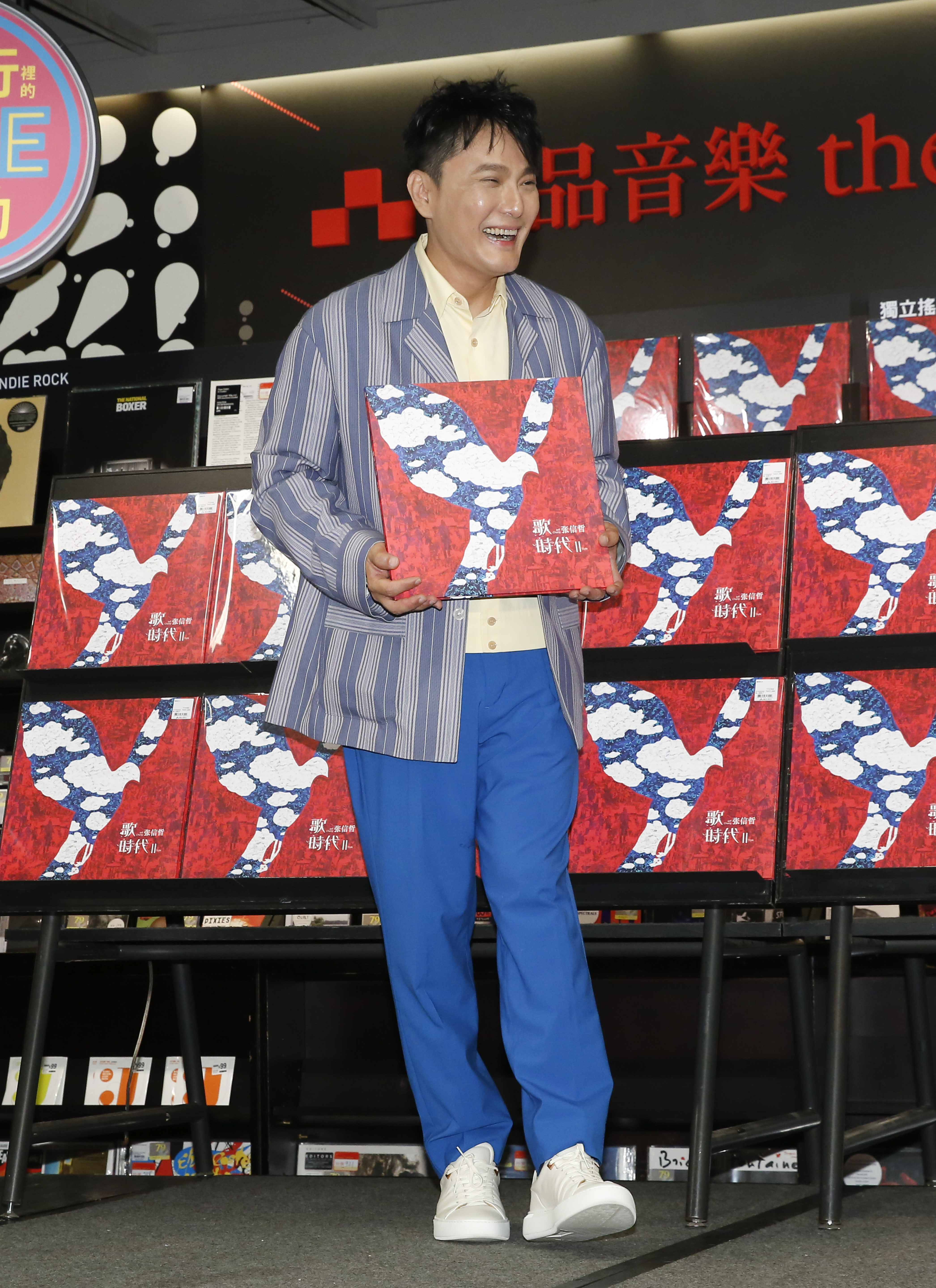 張信哲推出新專輯《歌時代II》後，《未來式》巡迴演唱會也將起跑，工作忙碌不得歇。 