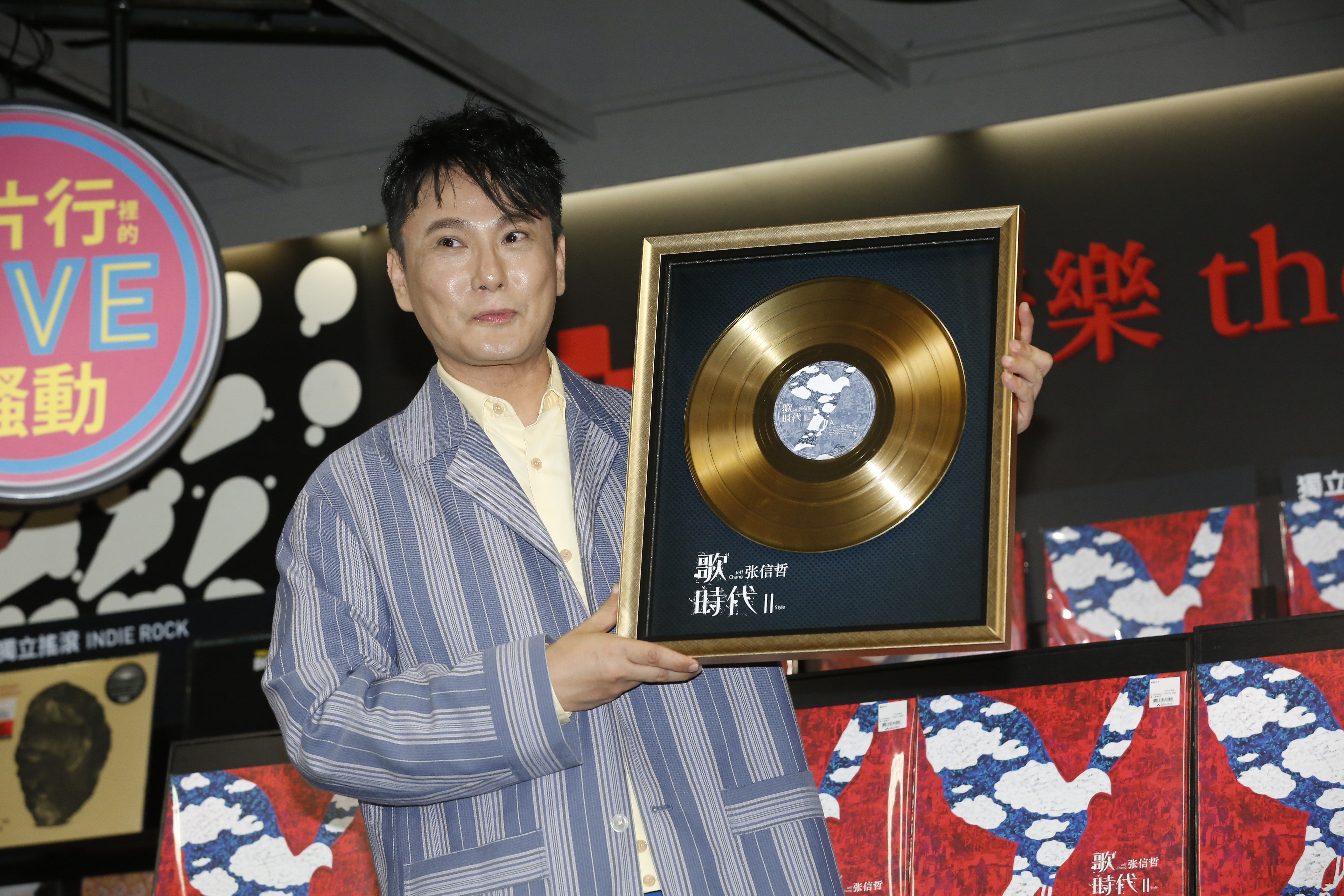 張信哲砸了5,000萬台幣打造新專輯，即便唱片全都賣完還是虧本。