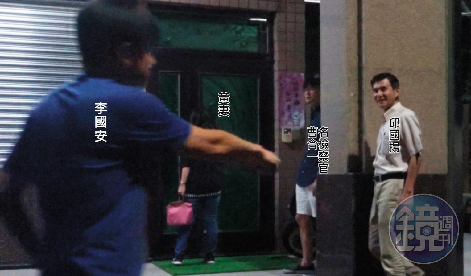 09/28 20:37,角逐嘉義市長的蕭淑麗隨扈李國安載著黃騰輝妻子返家,一見到檢察官曹合一及嘉義市刑大隊長邱國揚,立刻熱絡打招呼,顯見雙方早已熟識。