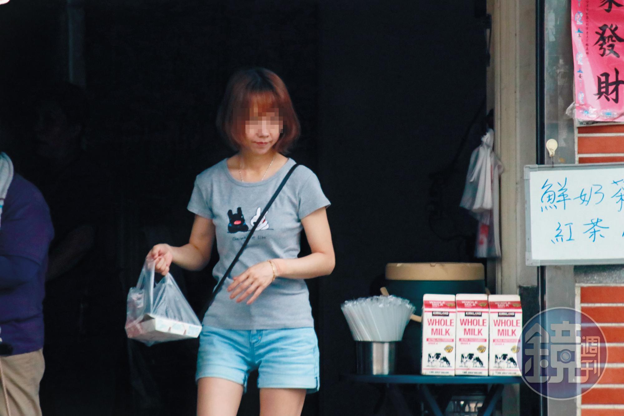 10/01 11:44,曹合一(右)剛辭去檢察官身分,毫不避諱地與女密友(左)驅車外出,到電信公司辦事後又回到車上。