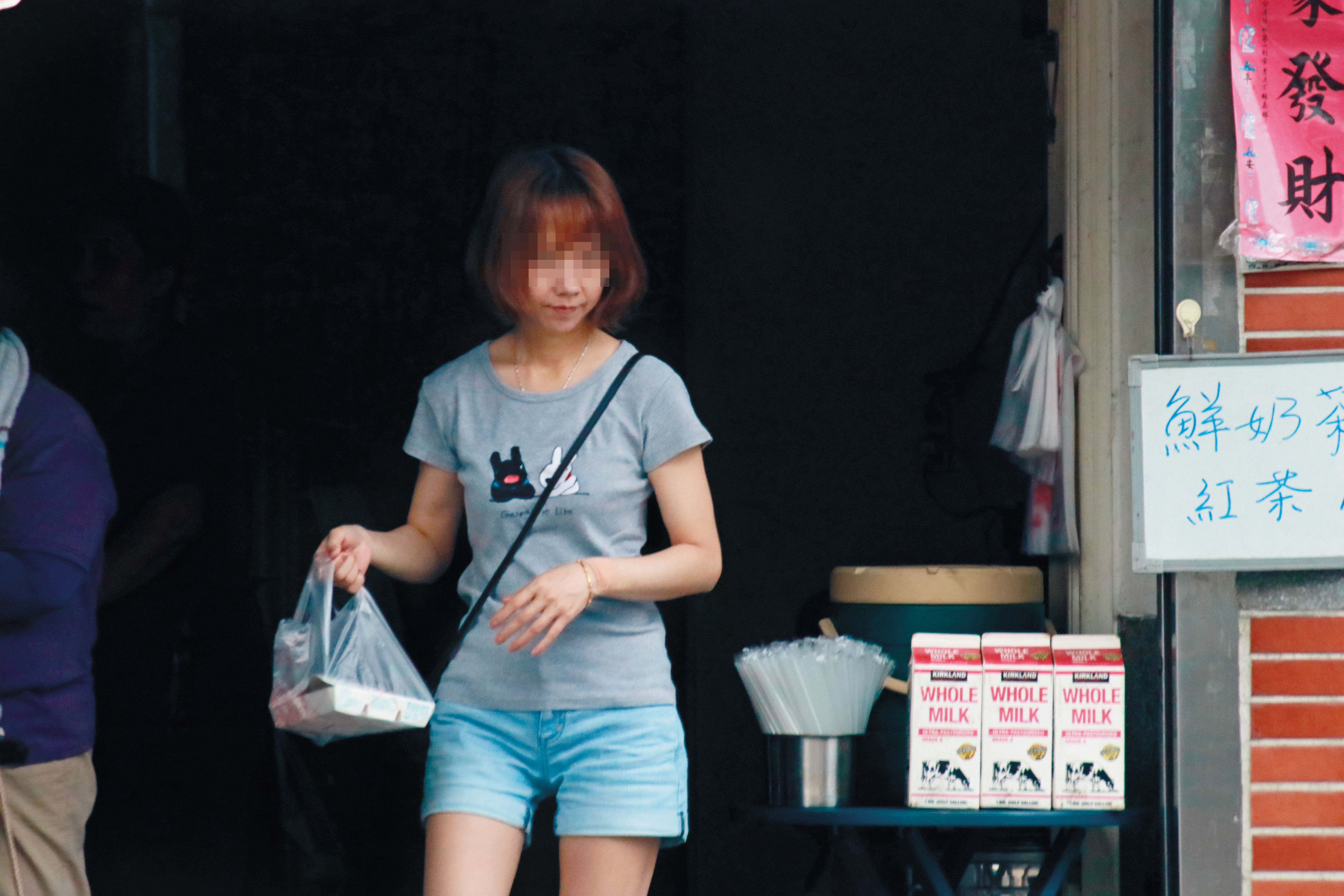 10/01 11:44，曹合一（右）剛辭去檢察官身分，毫不避諱地與女密友（左）驅車外出，到電信公司辦事後又回到車上。