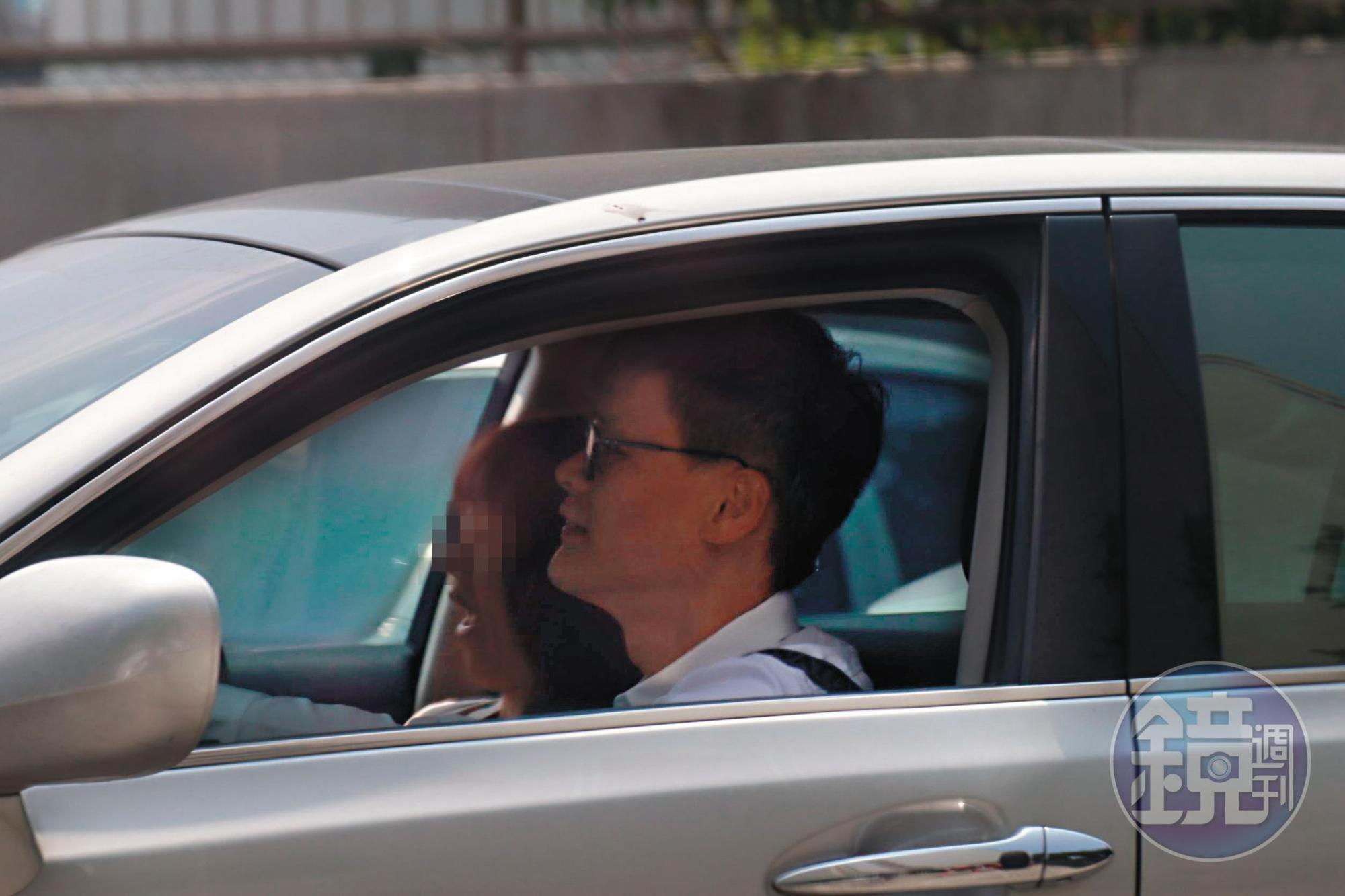 10/01 11:45,曹合一(右)在車上與女密友(左)開心聊天,彷彿忘了已婚身分。