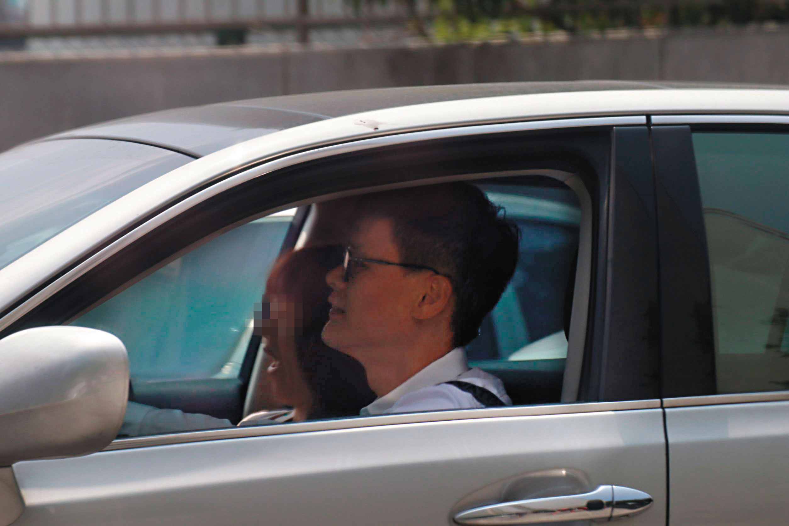 10/01 11:45，曹合一（右）在車上與女密友（左）開心聊天，彷彿忘了已婚身分。