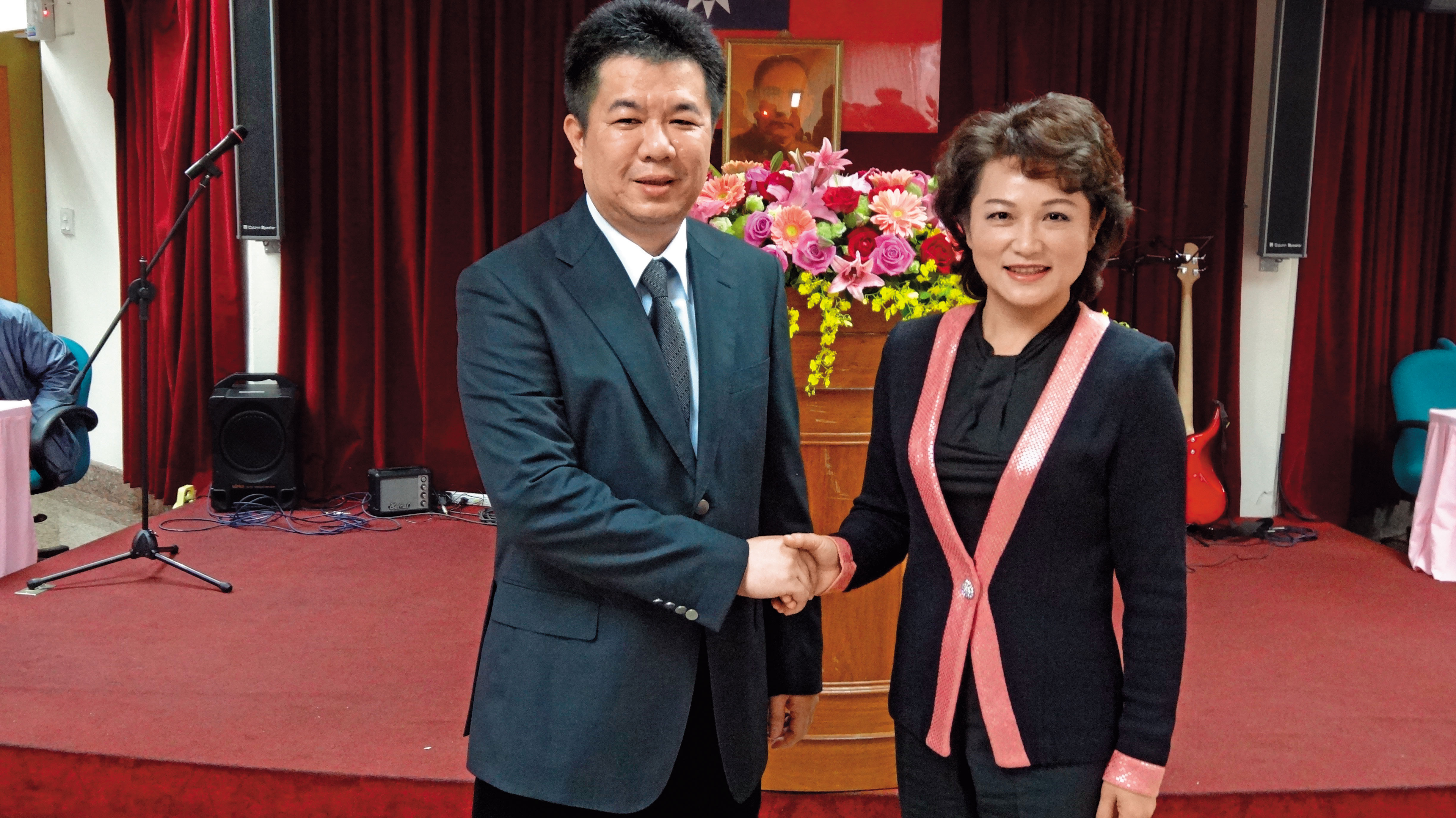 嘉義市議長蕭淑麗（右）回農會參加農民節表揚大會，總幹事黃騰輝（左）也特別合影留念。（聯合知識庫）