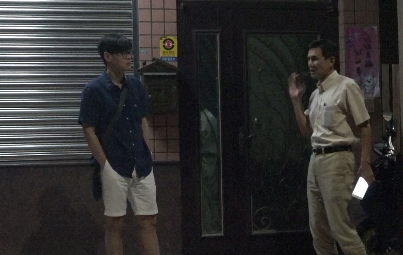 本刊9月28日晚間直擊，曹合一（左）前往黃騰輝的住宅，與會的還有嘉義市刑警大隊小隊長邱國揚（右）。