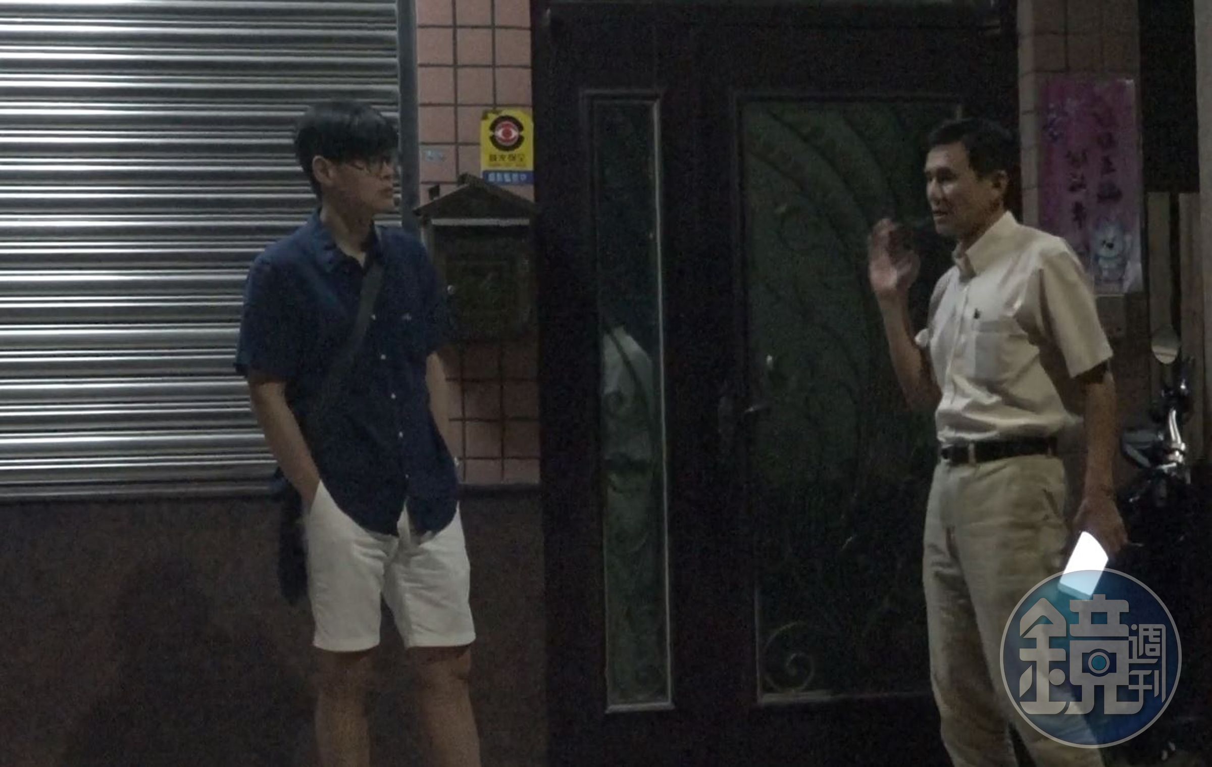 檢察官曹合一（左）及嘉義市刑大小隊長邱國揚（右）熟門熟路地進入黃騰輝住處，仿如「走灶腳」。