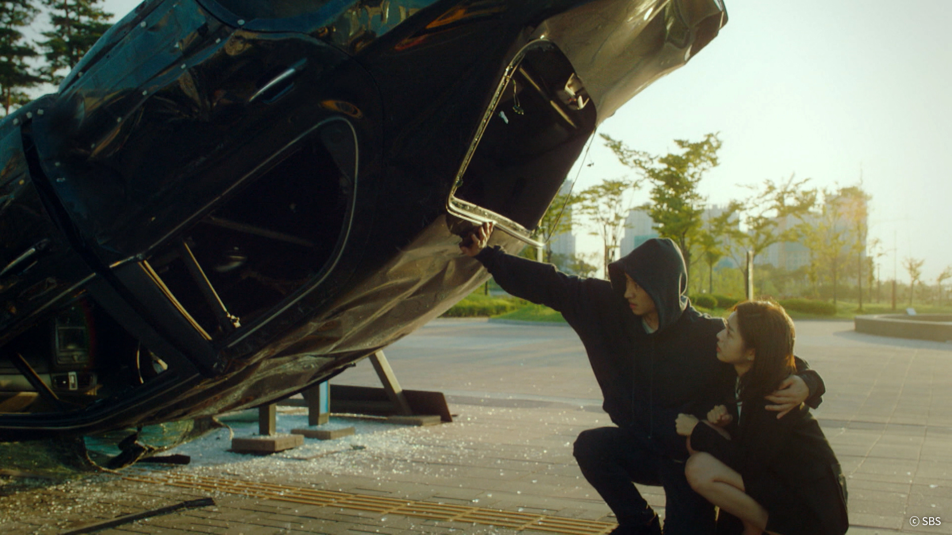 李帝勳徒手擋車的帥勁，被網友封為「2018都敏俊」。（KKTV提供）