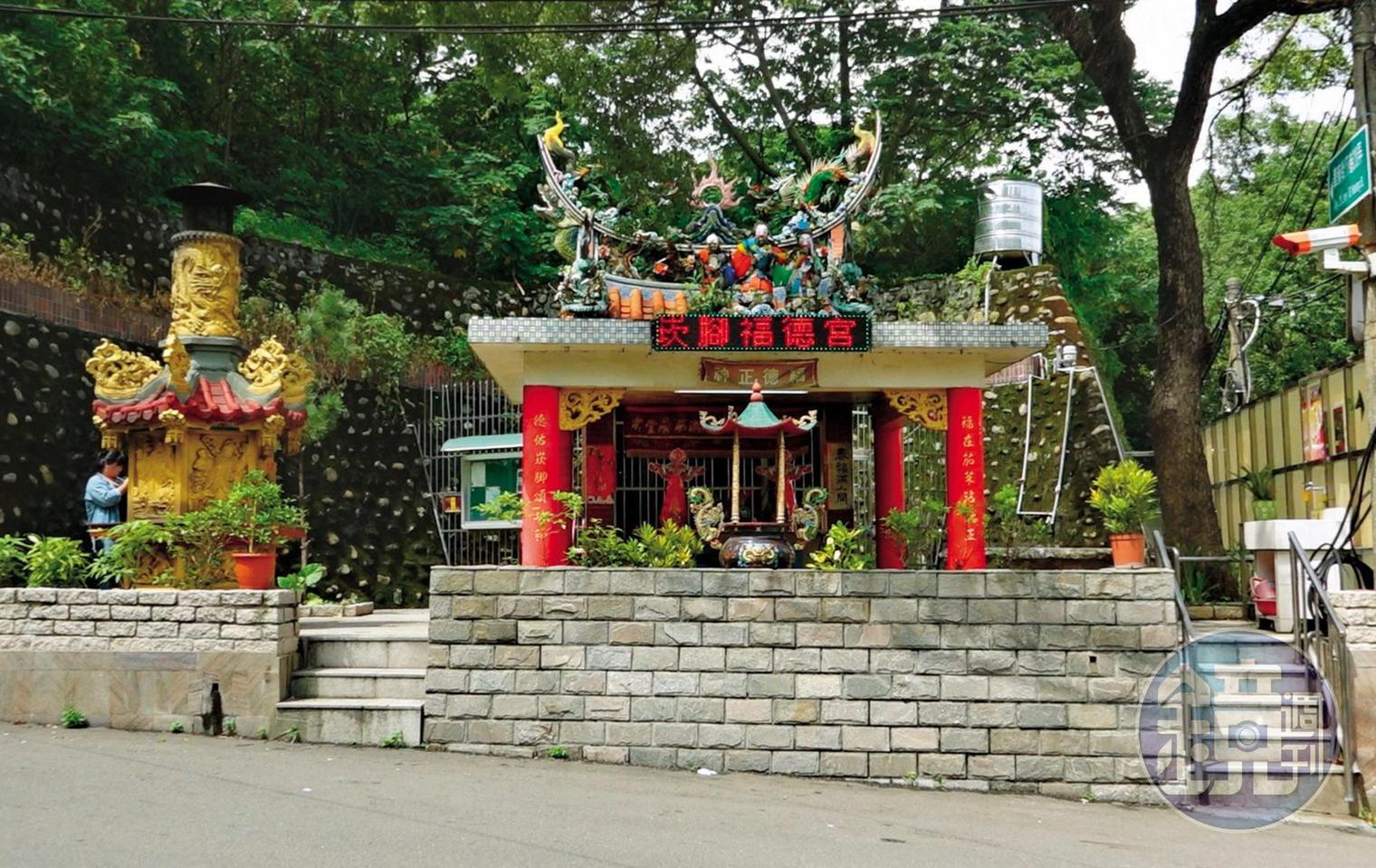 4名惡煞在土地公廟前對林姓少年凌辱毆打,因該地偏遠而無路人行經,只有神明目睹全部過程。