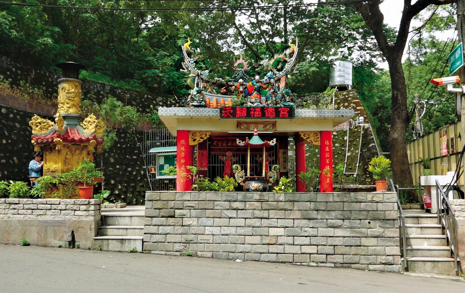 4名惡煞在土地公廟前對林姓少年凌辱毆打，因該地偏遠而無路人行經，只有神明目睹全部過程。