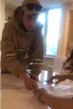 王鶴棣被爆現身整形診所。(翻攝自微博)