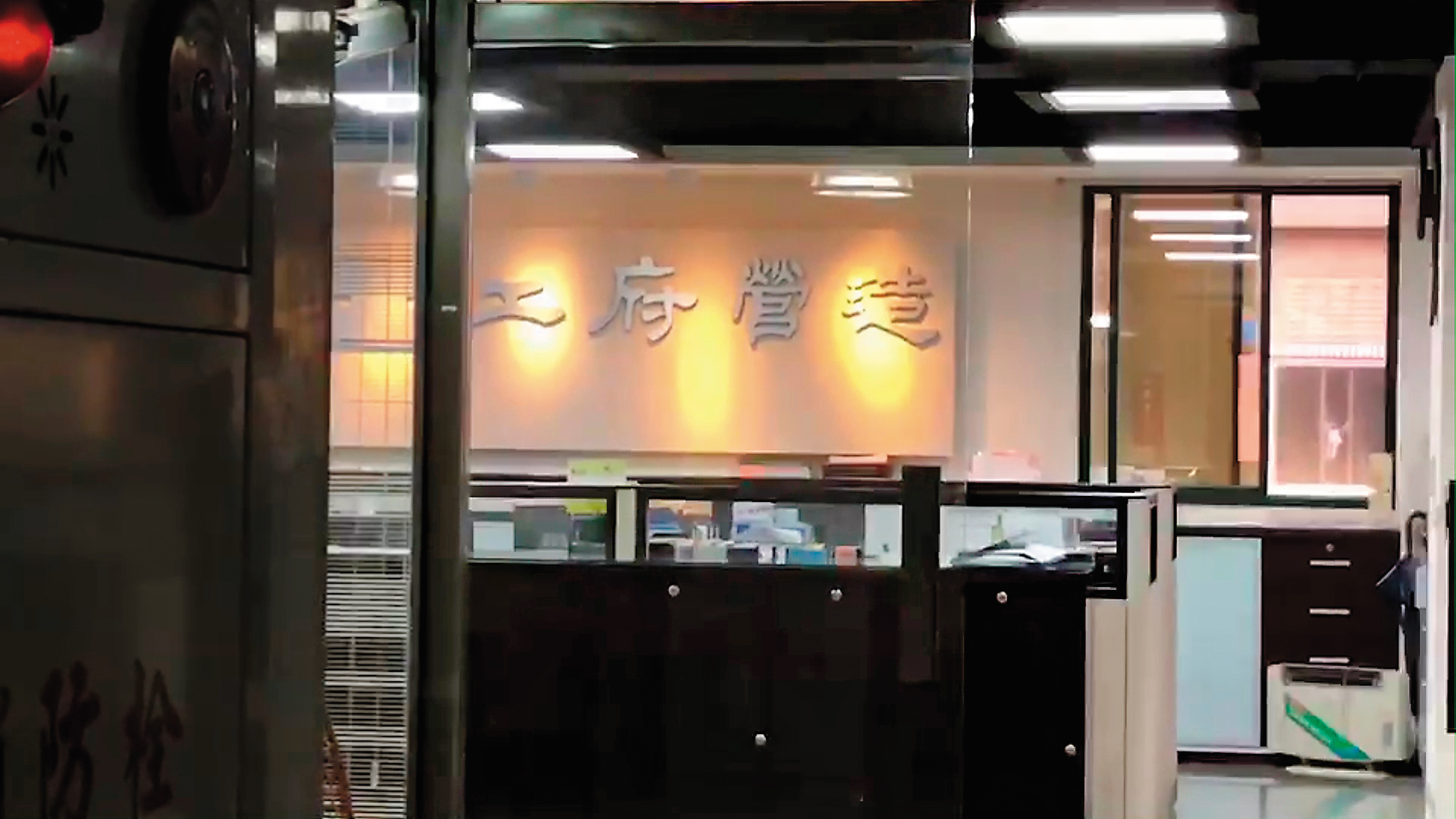 三十多名小包商怒控工府營造積欠4,900萬元工程款,要求工府出來面對。