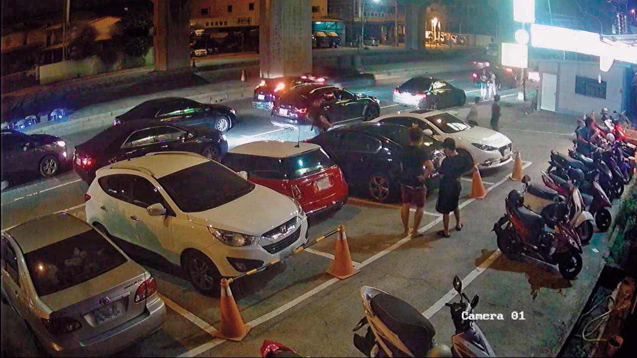 黑衣人近來向店家強索保護費，數十輛轎車竟大剌剌地橫停在馬路上，實在囂張。（翻攝畫面）