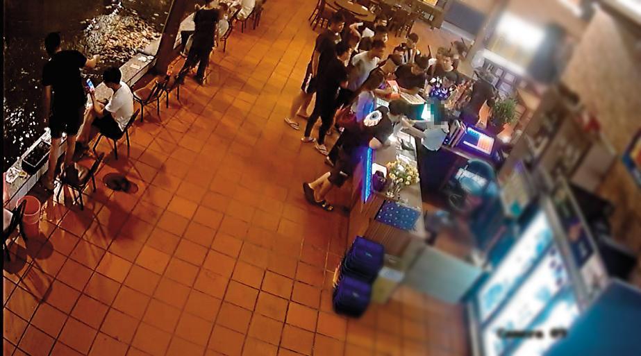 黑衣人拿著茶葉禮盒向業者強行推銷、收取保護費,受害店家多達三十餘間。(翻攝畫面)