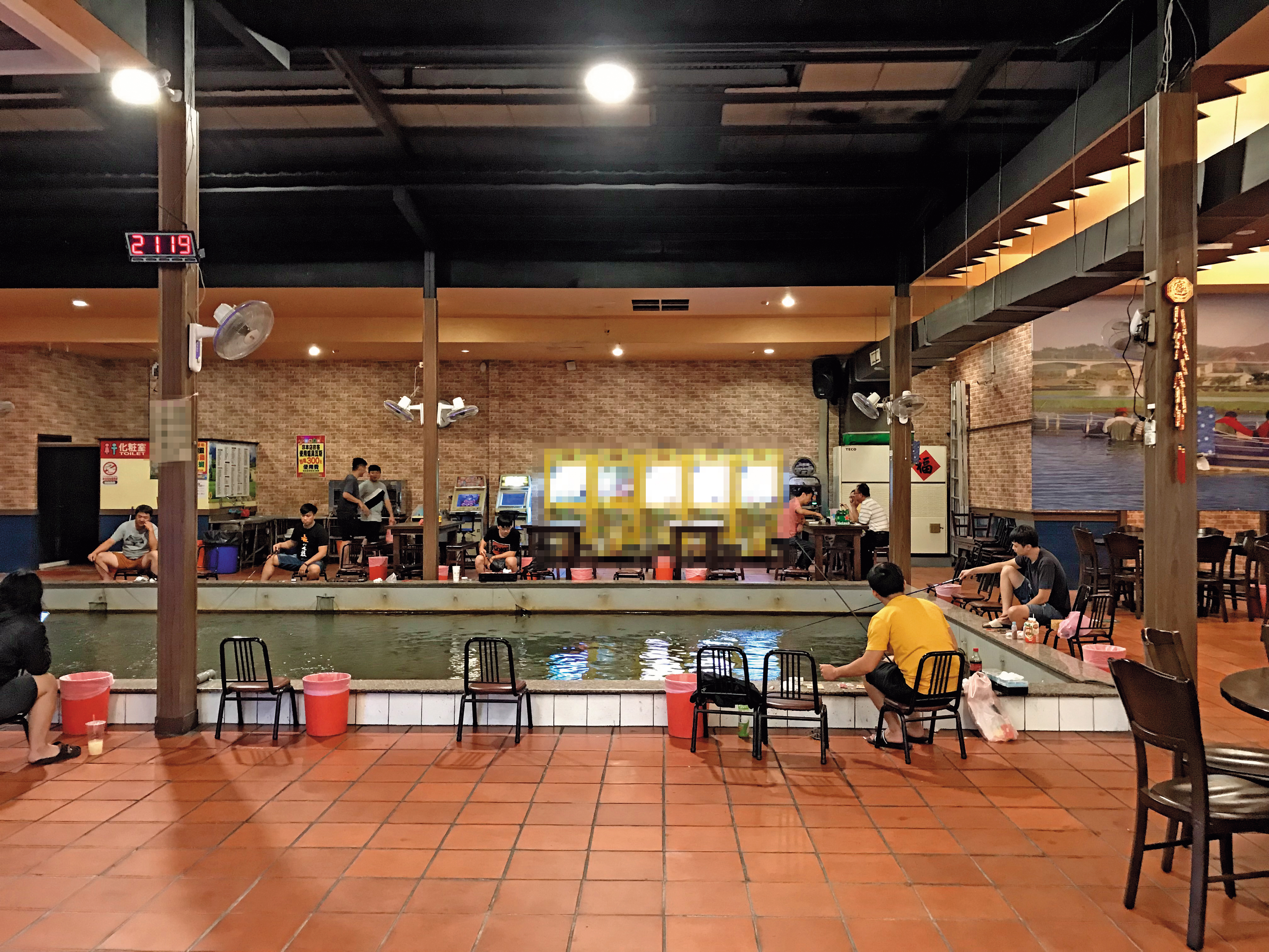 為首的「罐頭」自稱是茶行的人，專向小吃部、釣蝦場、電玩店收取保護費，讓業者心生恐懼。