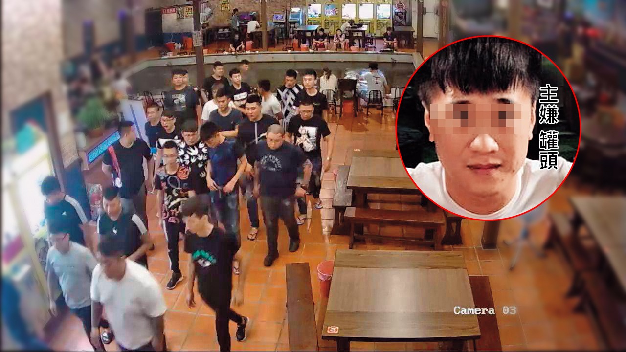 「罐頭」旗下的30多名黑衣小弟聲勢浩蕩,向店家強銷茶葉收取保護費。(翻攝畫面)