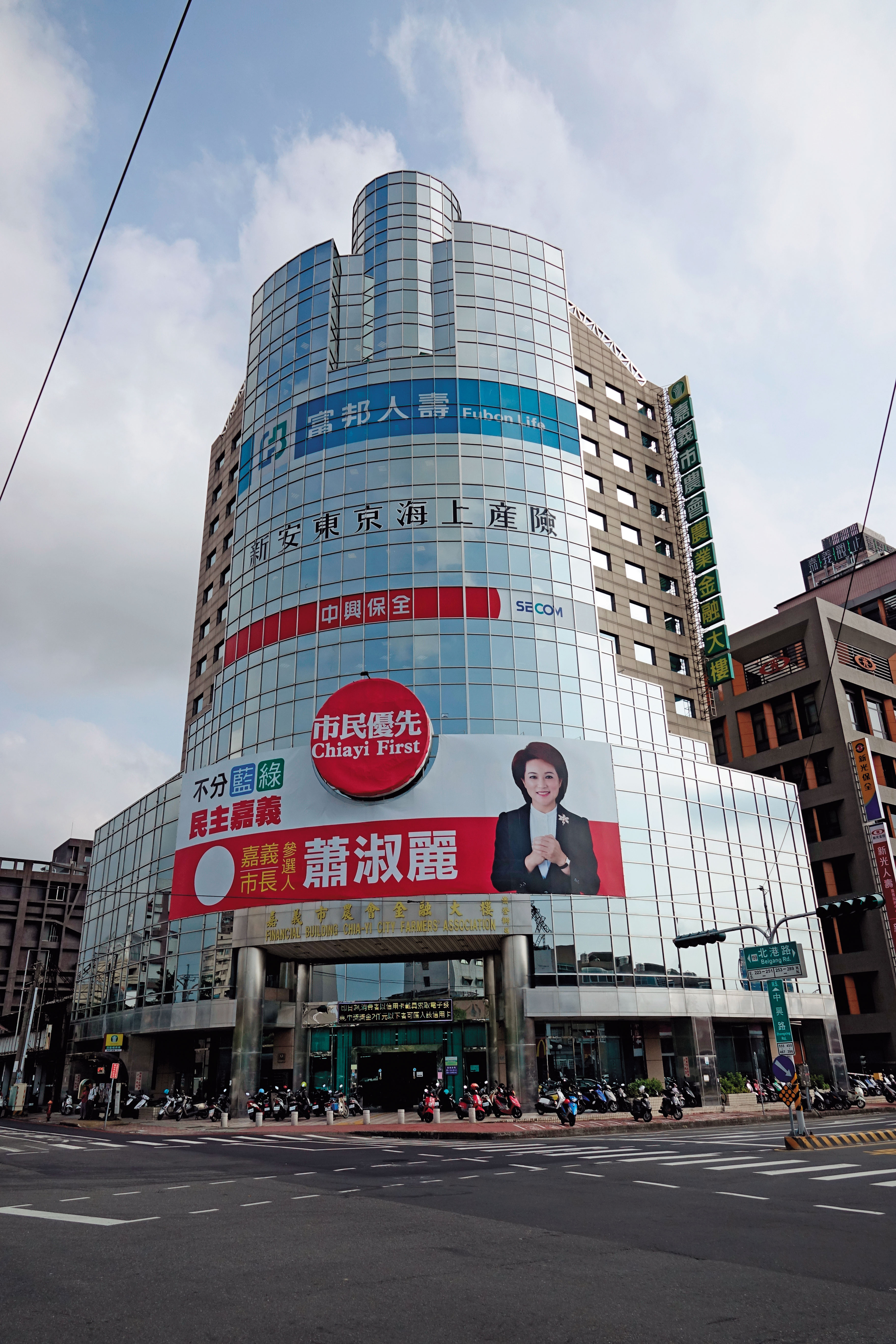 曹合一轉任律師後，選定在嘉義市農會大樓內成立事務所。