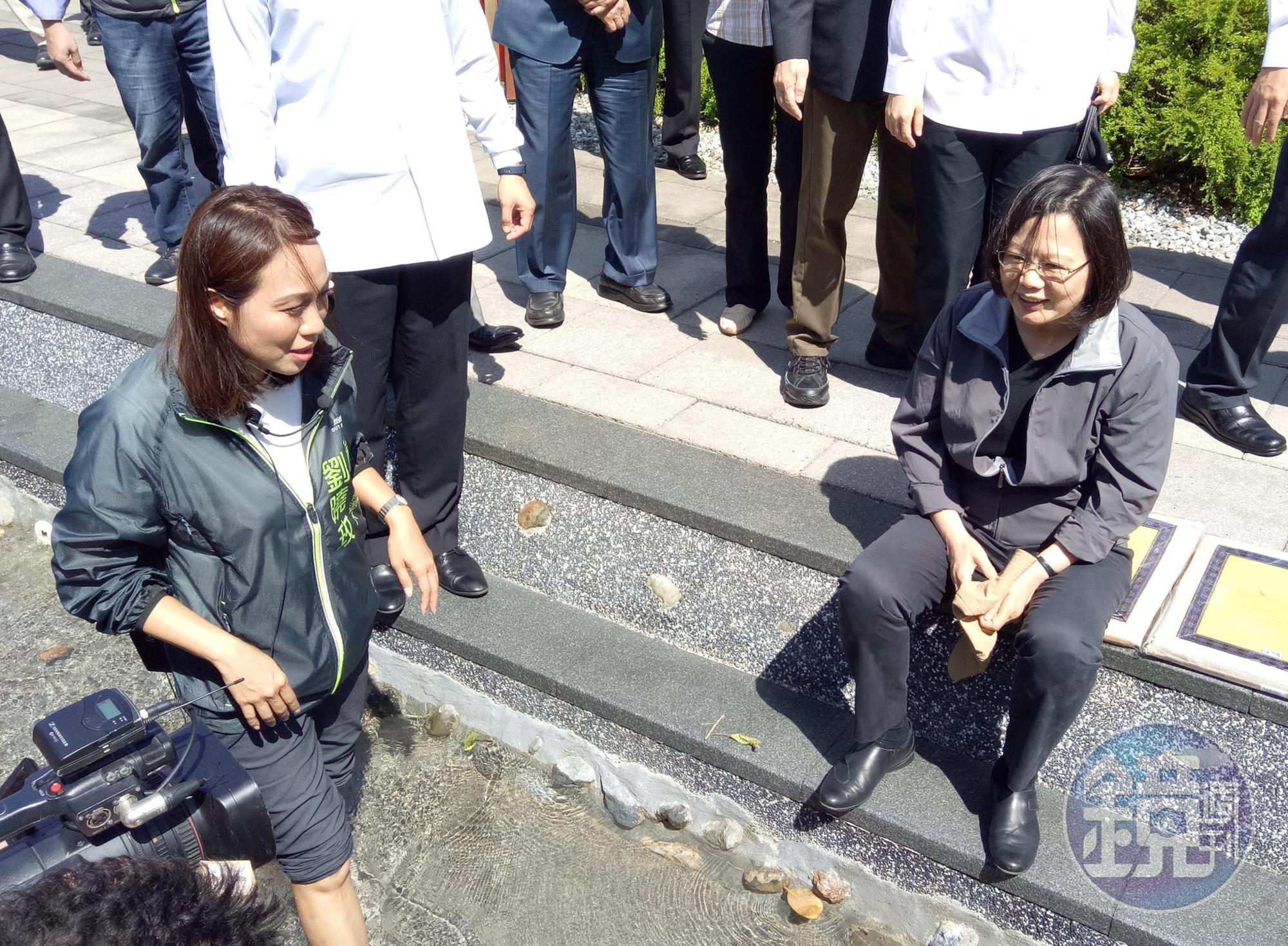 總統蔡英文（右）看著民進黨花蓮縣長參選人劉曉玫體驗海洋深層水足浴步道。