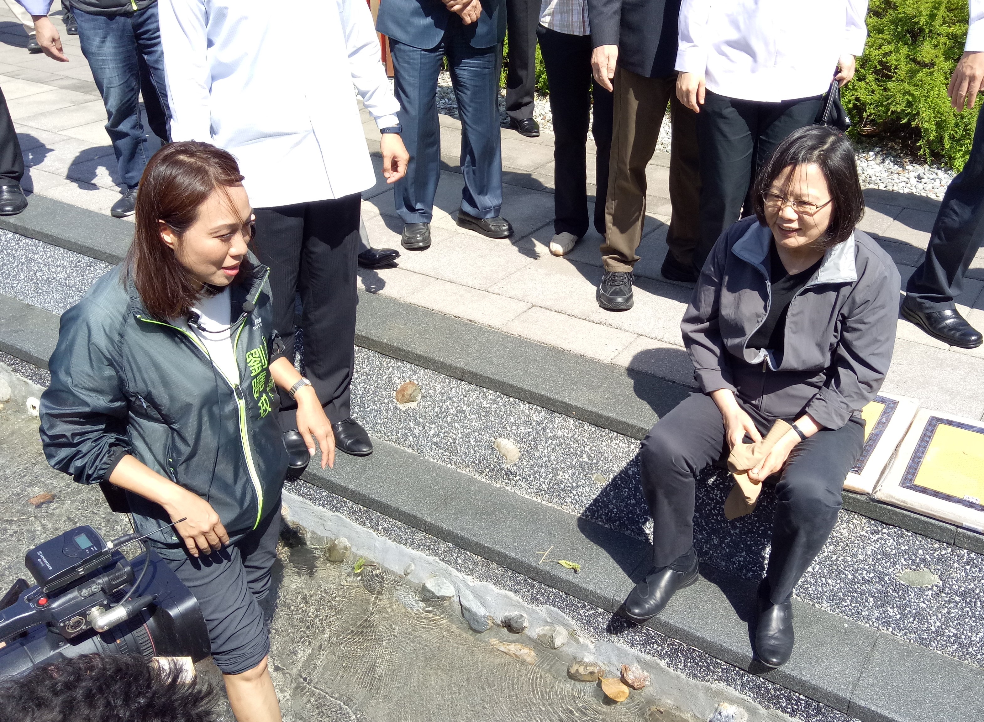 總統蔡英文（右）看著民進黨花蓮縣長參選人劉曉玫體驗海洋深層水足浴步道。
