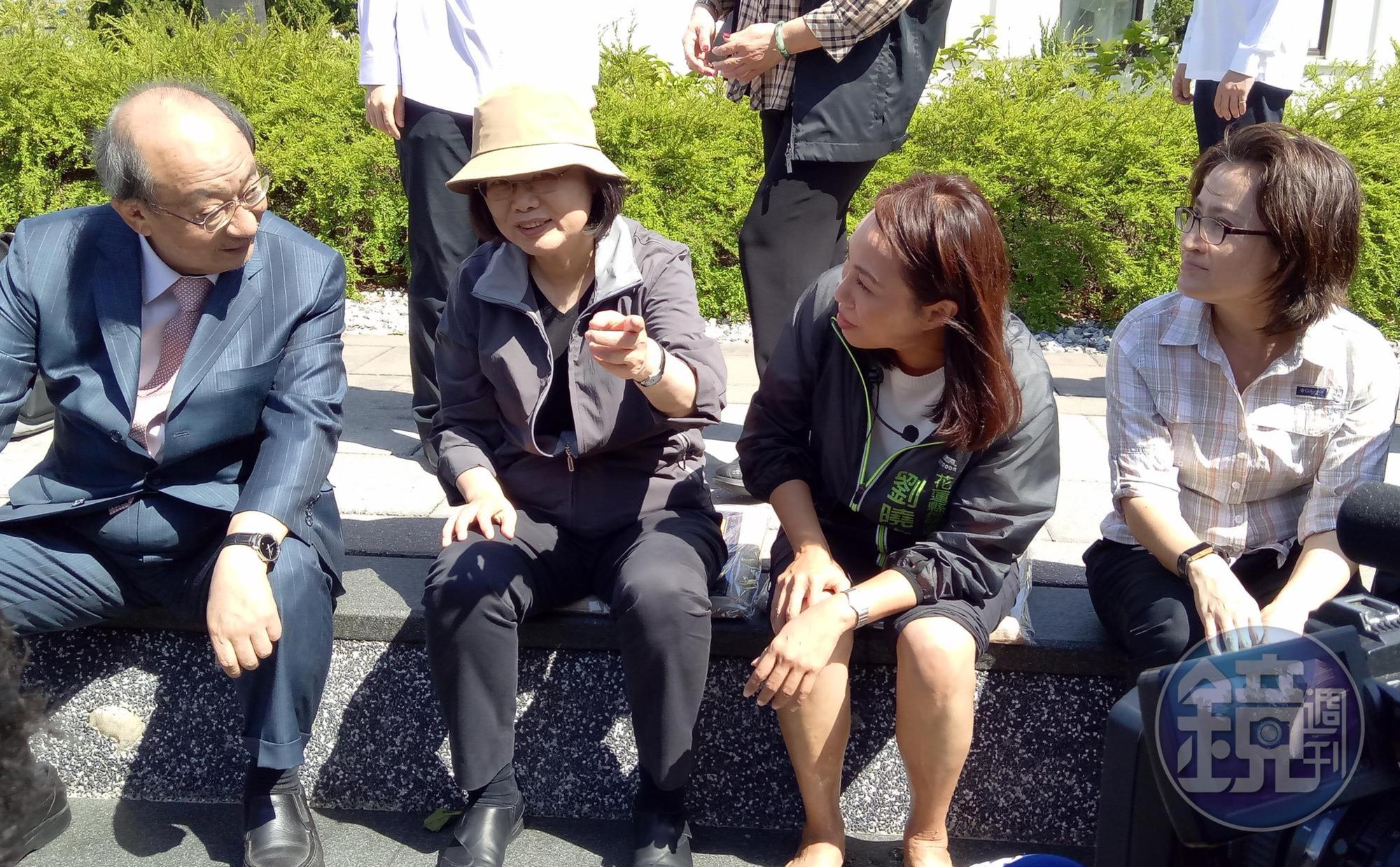 總統蔡英文（左2）與民進黨團總召柯建銘（左起）、花蓮縣長參選人劉曉玫、立委蕭美琴在足浴步道旁坐著聊天。