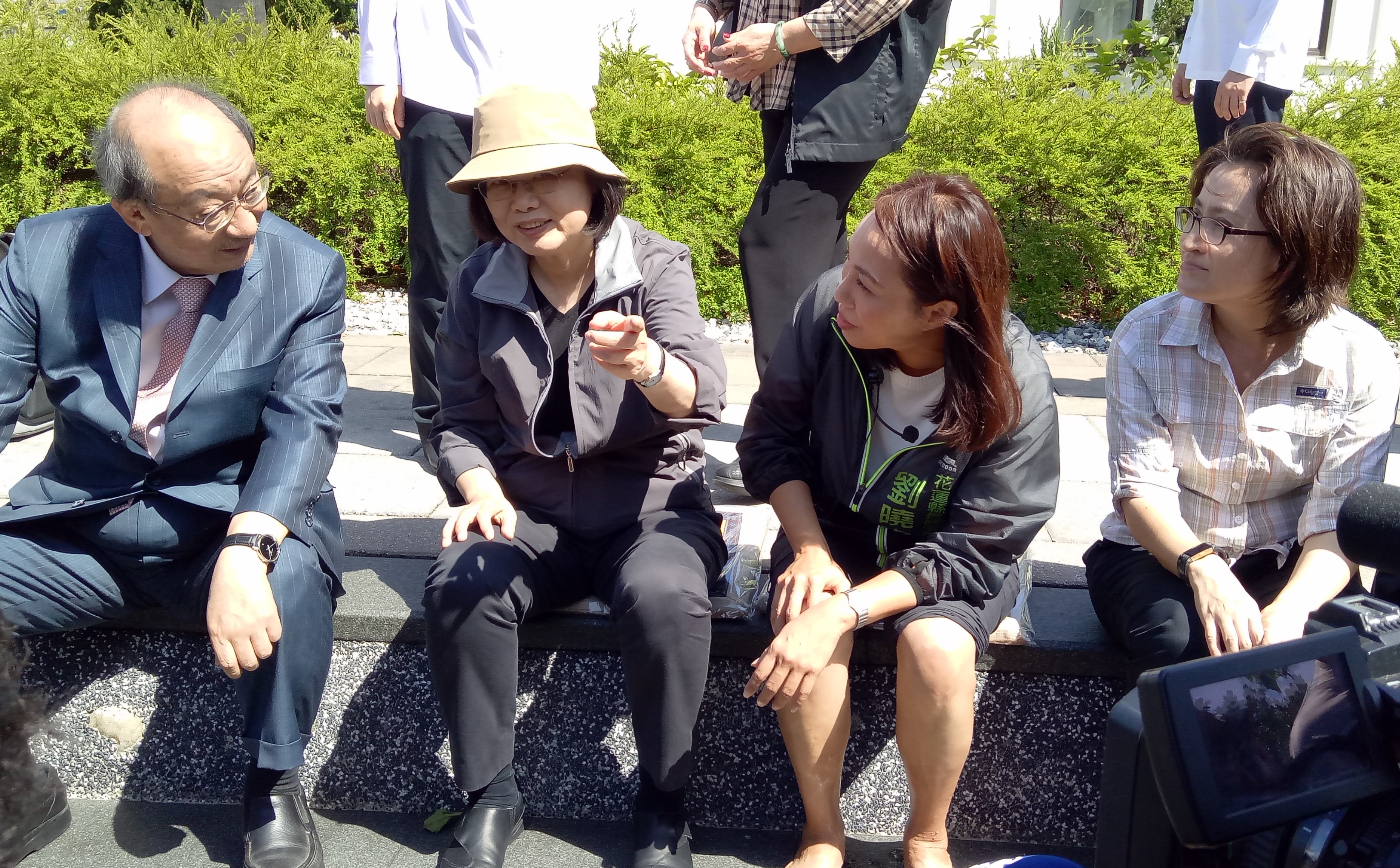 總統蔡英文(左2)與民進黨團總召柯建銘(左起)、花蓮縣長參選人劉曉玫、立委蕭美琴在足浴步道旁坐著聊天。