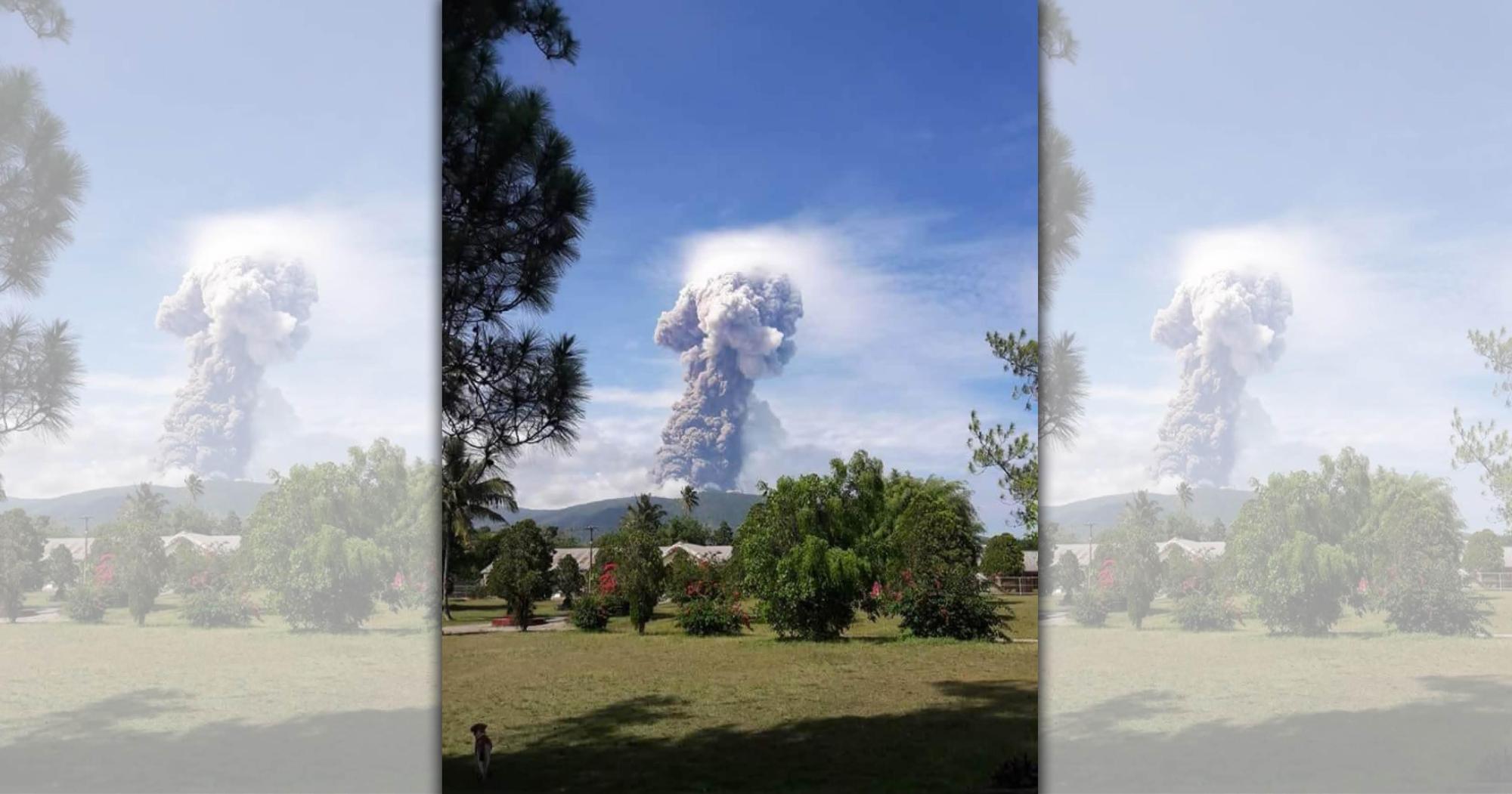 印尼蘇拉威西島北方的索普坦火山突爆發,火山灰直衝4公里高空,目前未傳出災情。(翻攝印尼國家災害應變總署(BNPB)推特)