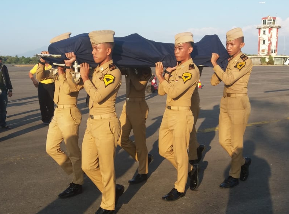 印尼塔台交管阿貢的遺體，由印尼士兵抬往墓地，他在工作崗位堅守到最後一刻，被譽為國家英雄。（取自AirNav Indonesia推特）