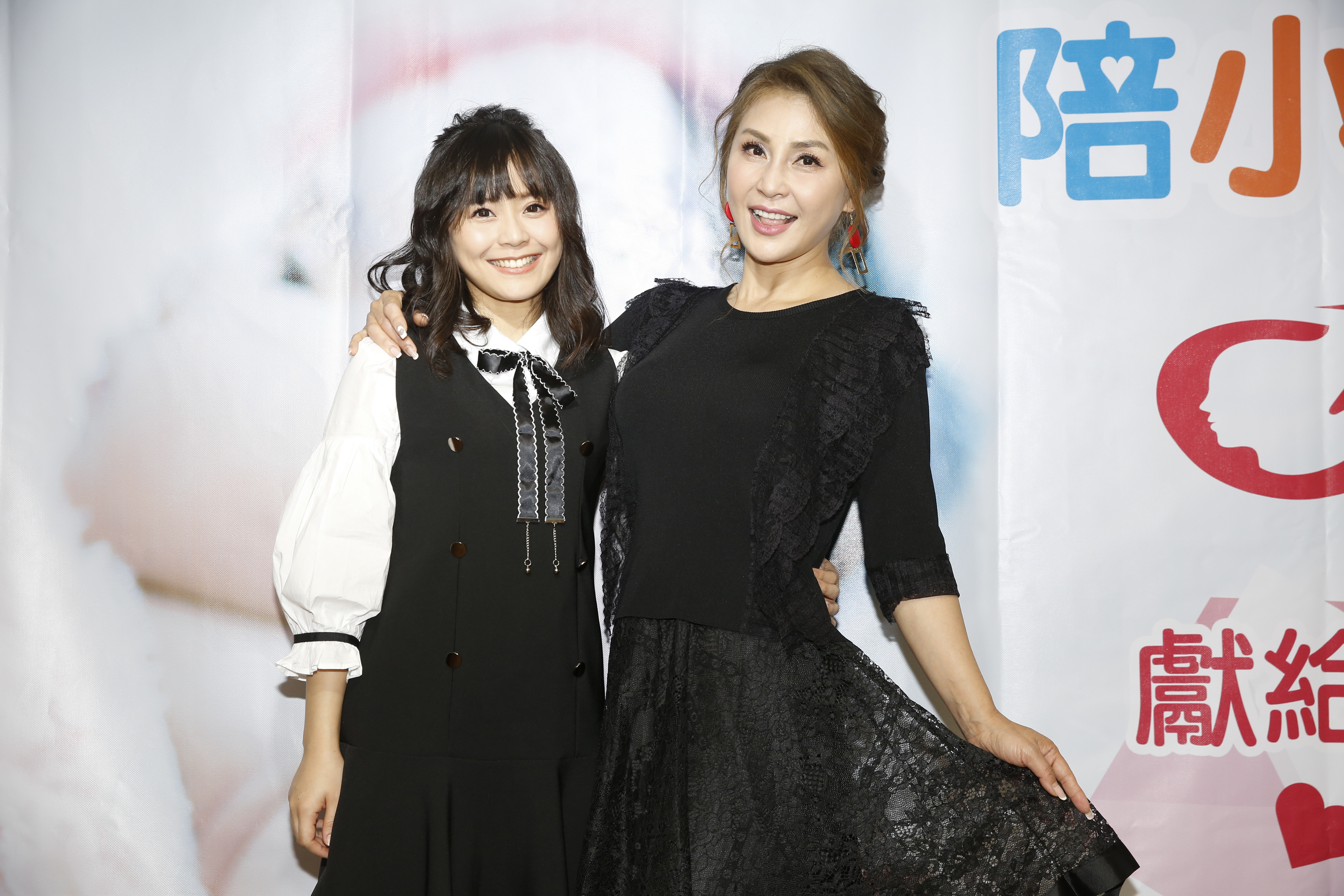 梁佑南與女兒方琦出席公益活動。